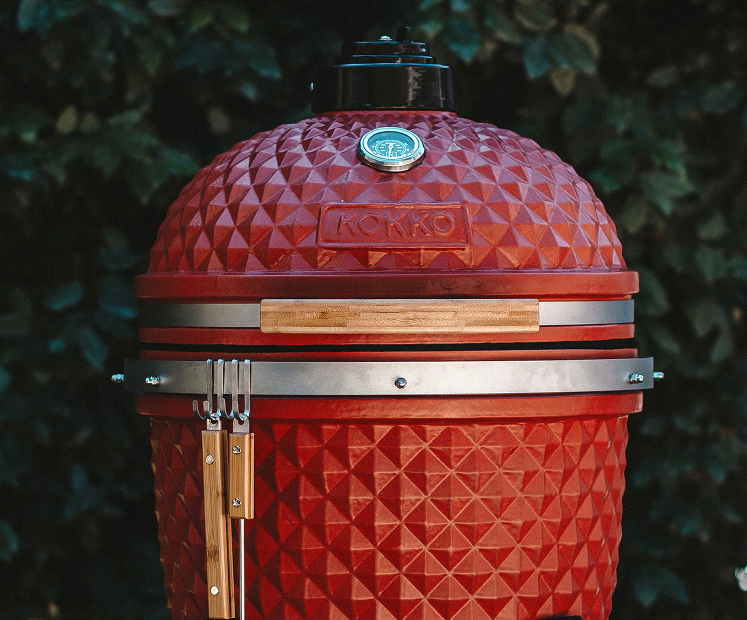 Kamado Kokko XL en céramique rouge vu de face.