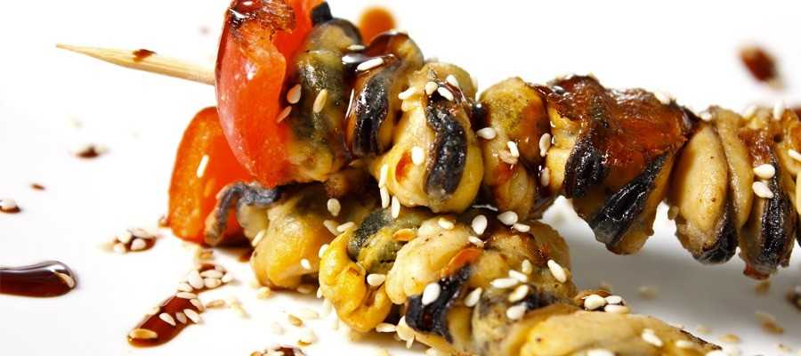 Brochettes de moules et tomates