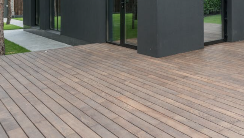 Comment rénover et protéger une terrasse en bois composite