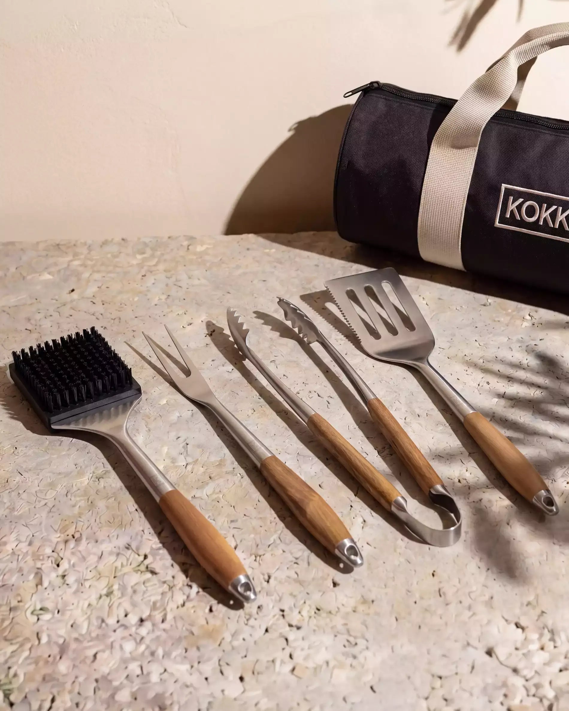Set d'ustensiles barbecue Kokko 4 pièces (brosse, fourchette, pince, spatule) manches bois avec sacoche de rangement