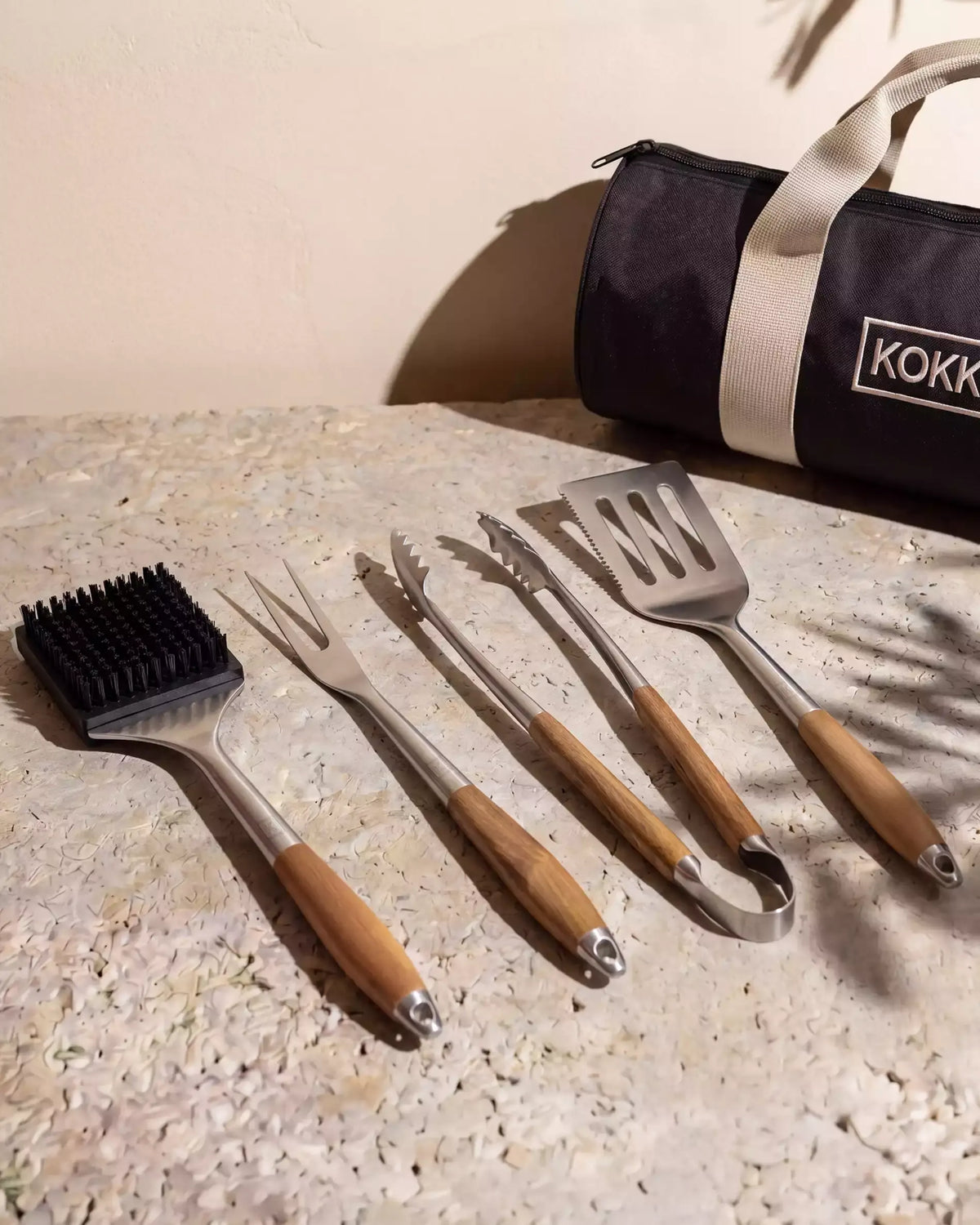 Set di utensili per barbecue Kokko 4 pezzi (spazzola, forchettone, pinza, spatola) con manici in legno e borsa per il trasporto