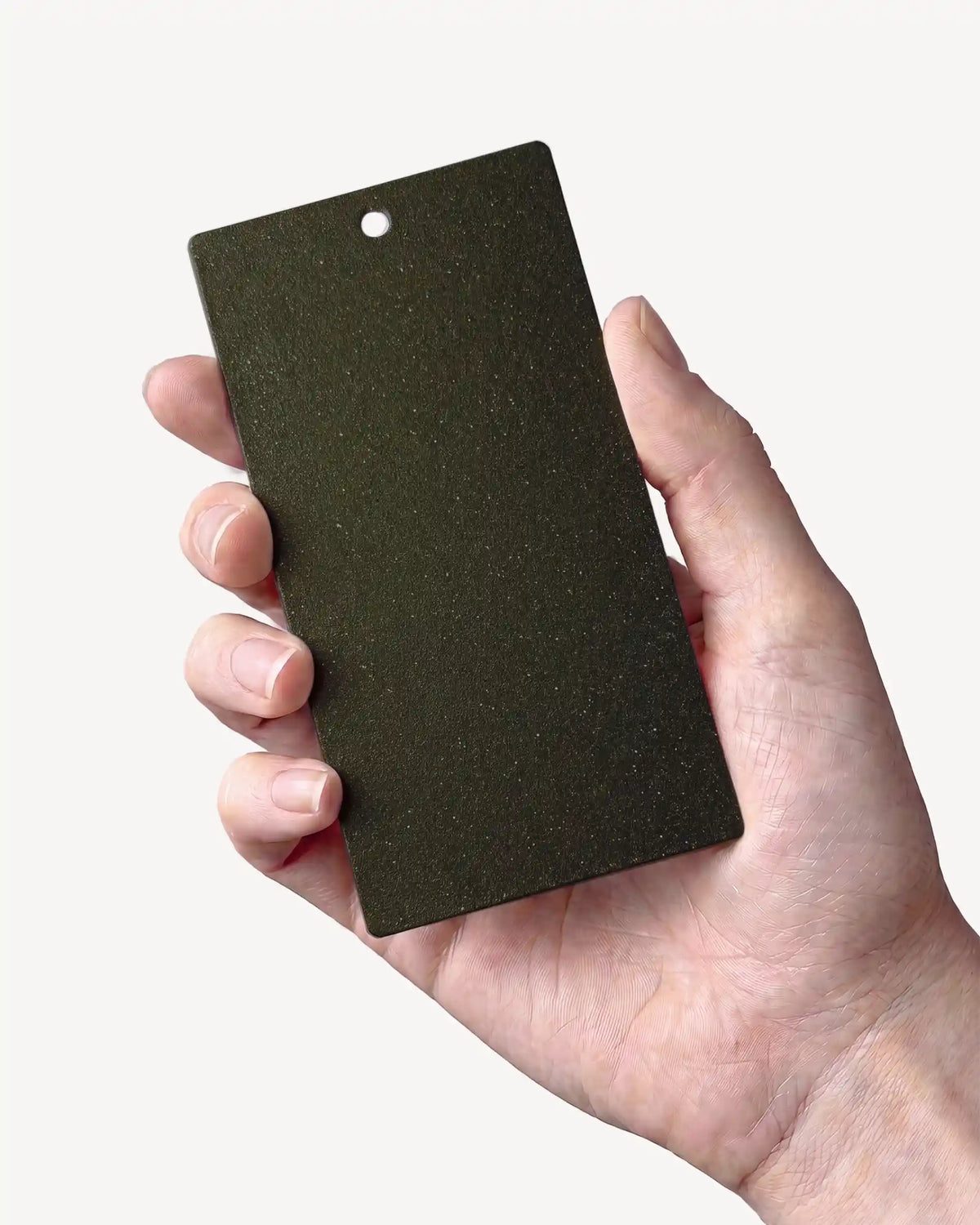 Mano che tiene un campione colore Verde oliva PILOTIS