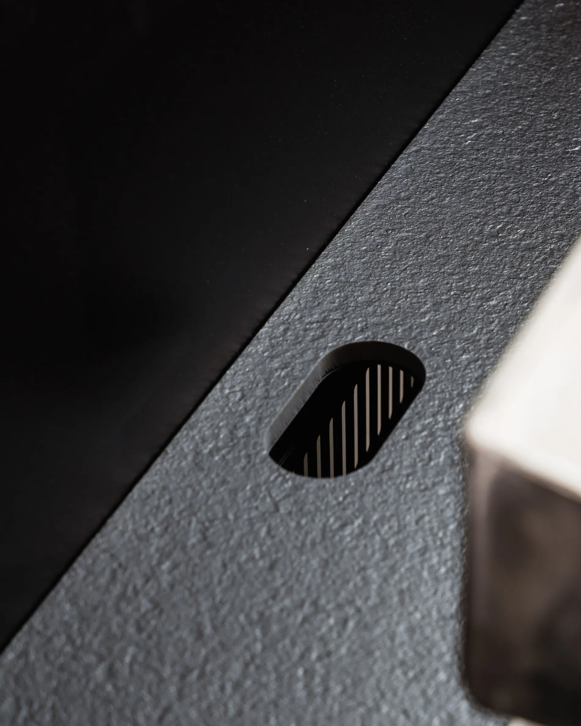 Taglio ovale del piano nero del modulo Plancha PILOTIS, primo piano sulla texture effetto ardesia