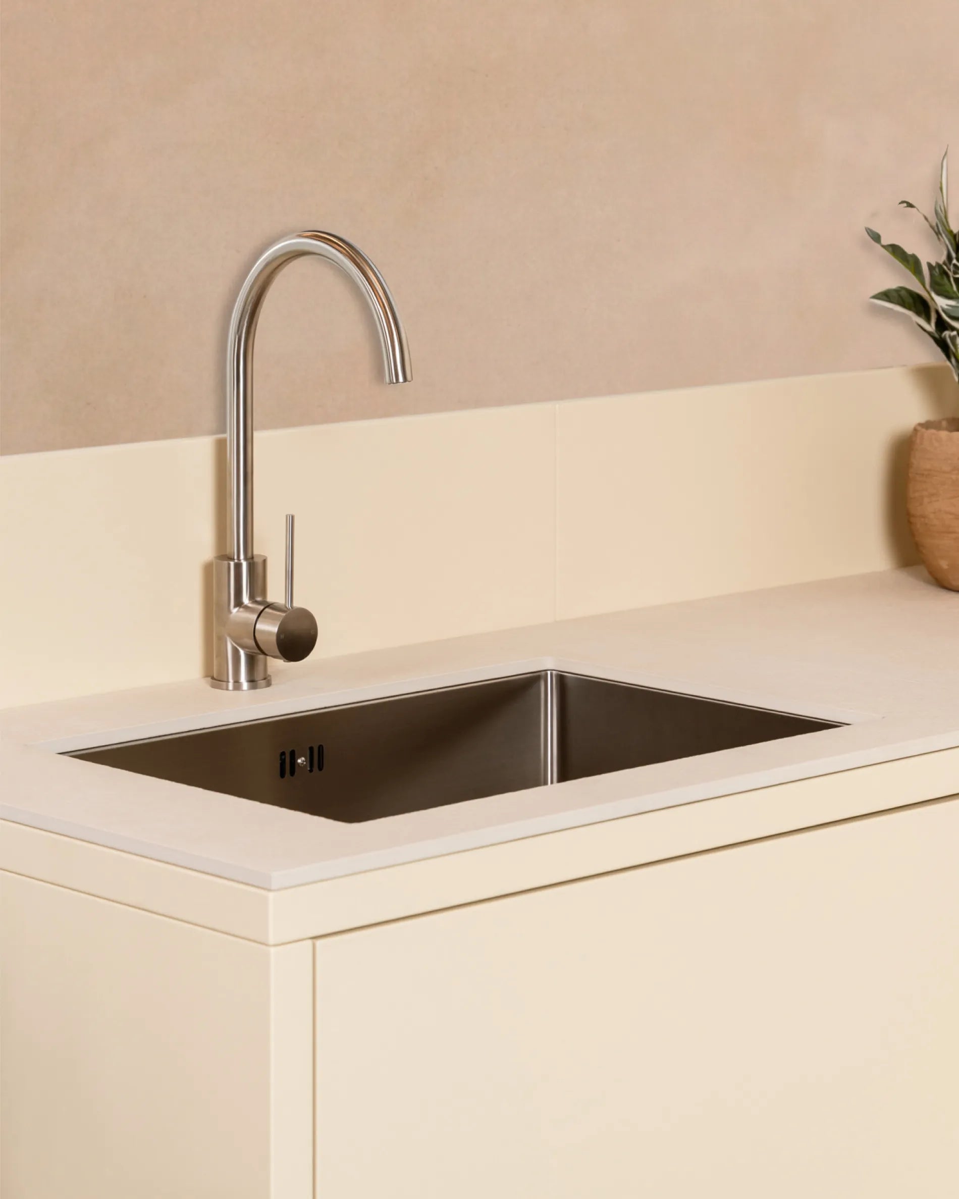 Beigefarbenes Creme-Modul PILOTIS Spülbecken mit verchromtem Wasserhahn, Outdoor-Küche