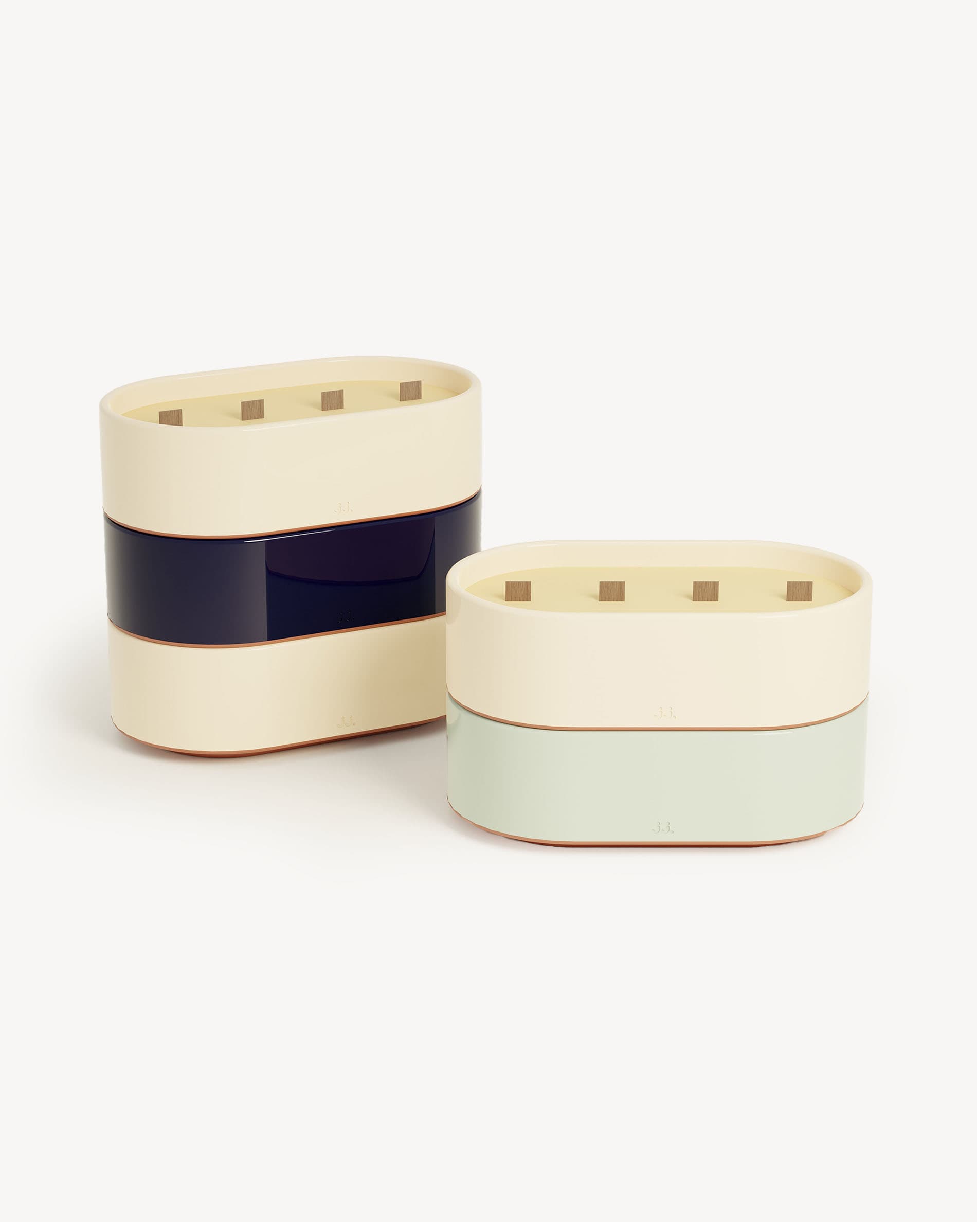 Candele Totem L in ceramica smaltata beige avorio e verde acqua, profumate alla citronella con note di limone ed eucalipto.