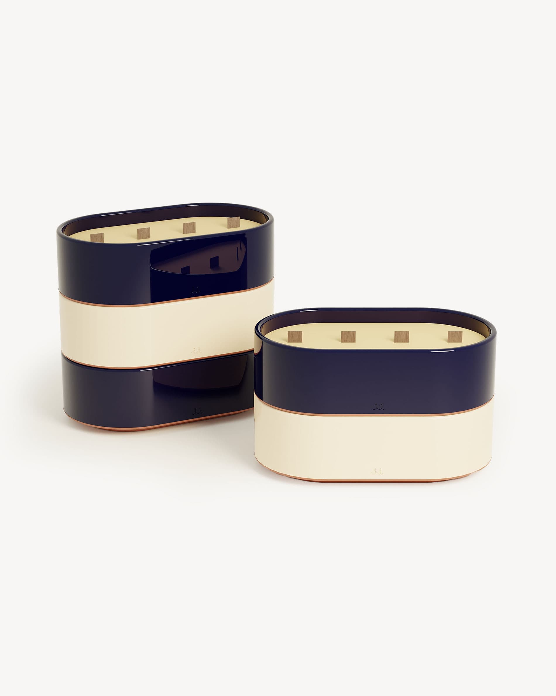 Candele Totem L in ceramica smaltata beige avorio e blu navy, profumate alla citronella con note di limone e sale marino.