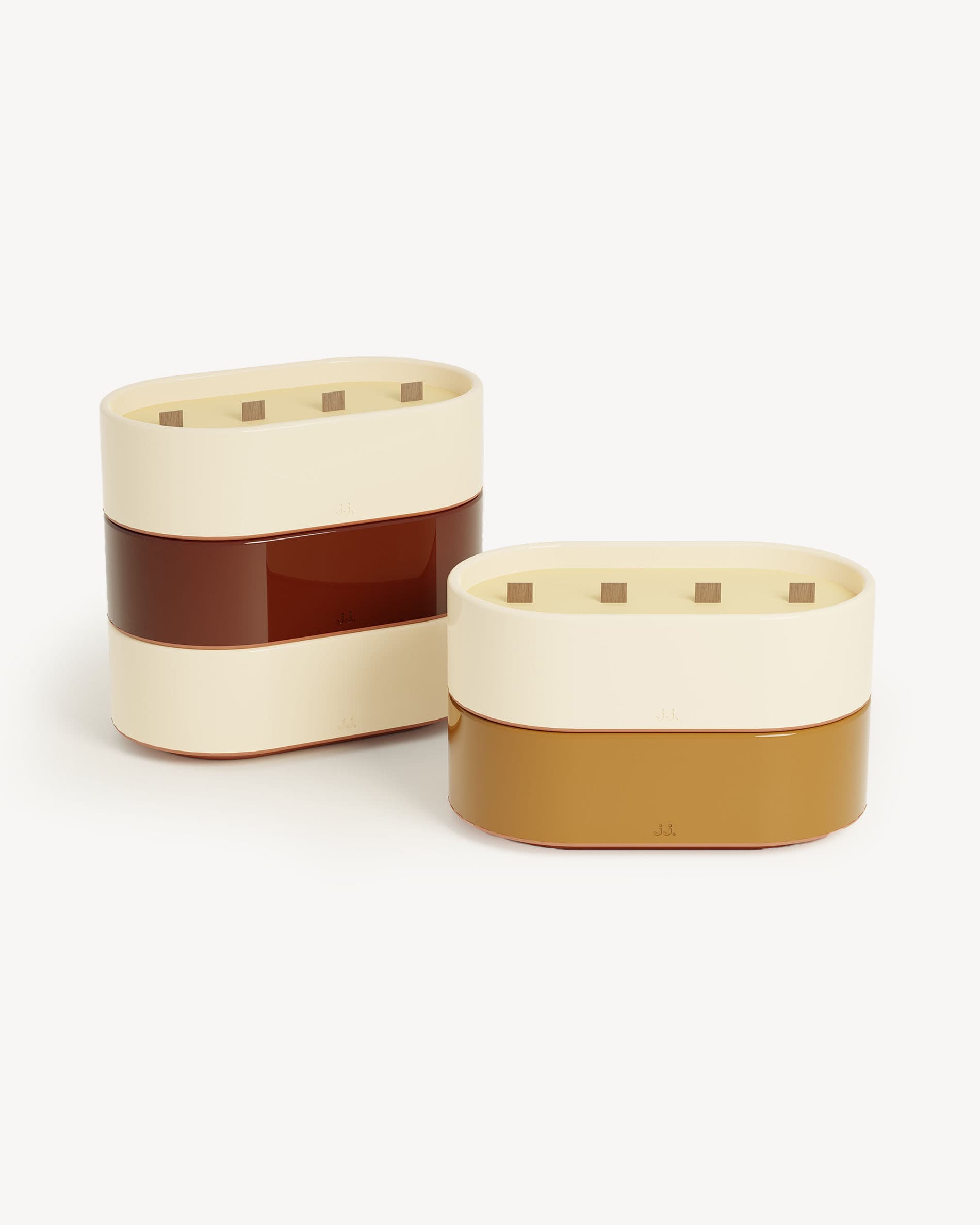 Candele Totem L in ceramica smaltata beige avorio e marrone terra di Siena, profumate alla citronella con note di limone e fiori d’arancio.