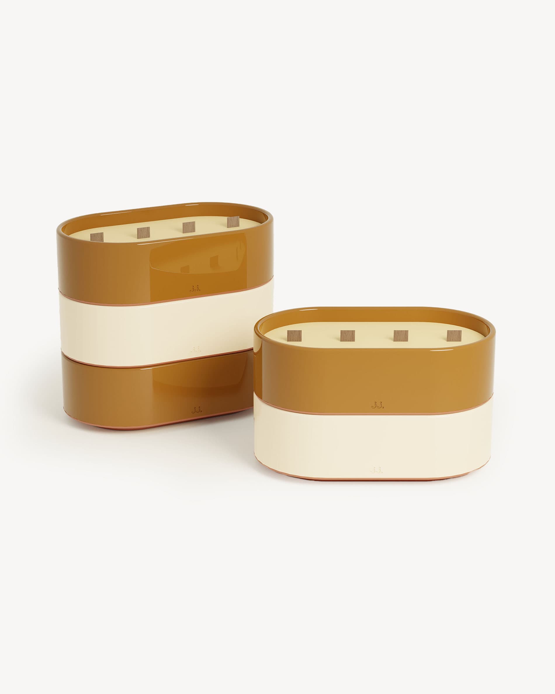 Candele Totem L in ceramica smaltata beige avorio e marrone terra di Siena, profumate alla citronella con note di limone e fiori d’arancio.