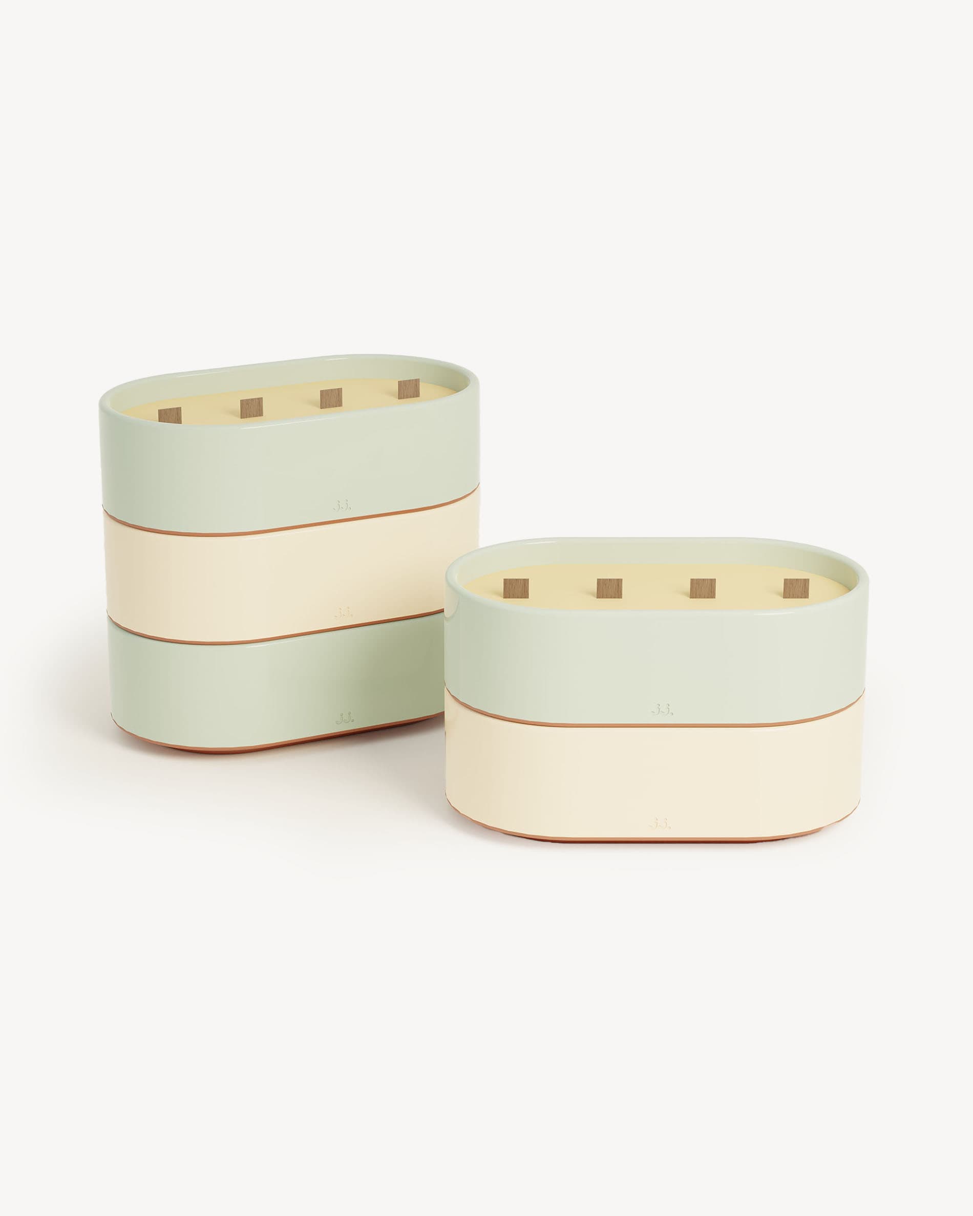 Candele Totem L in ceramica smaltata beige avorio e verde acqua, profumate alla citronella con note di limone ed eucalipto.