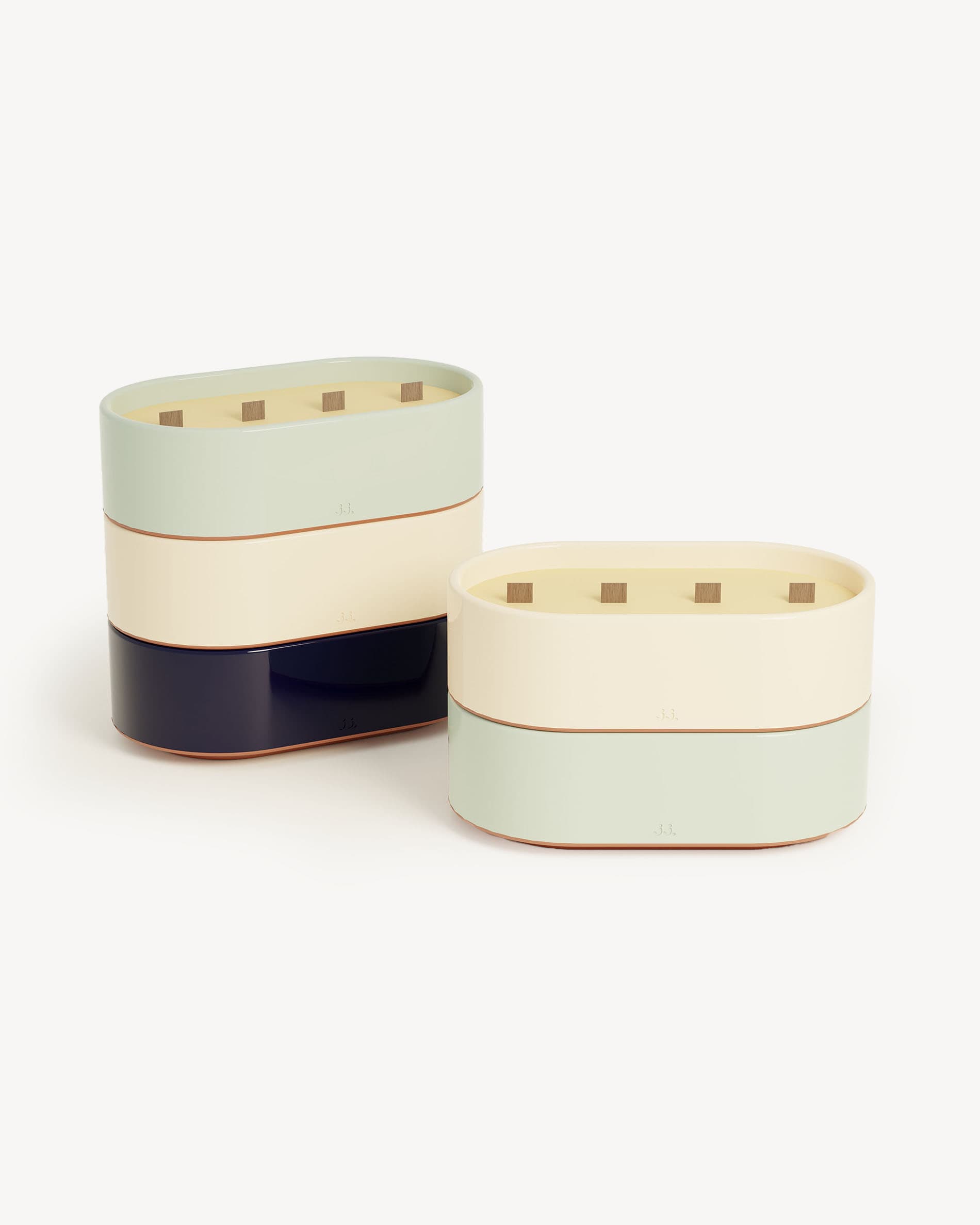 Candele Totem L in ceramica smaltata beige avorio e verde acqua, profumate alla citronella con note di limone ed eucalipto.