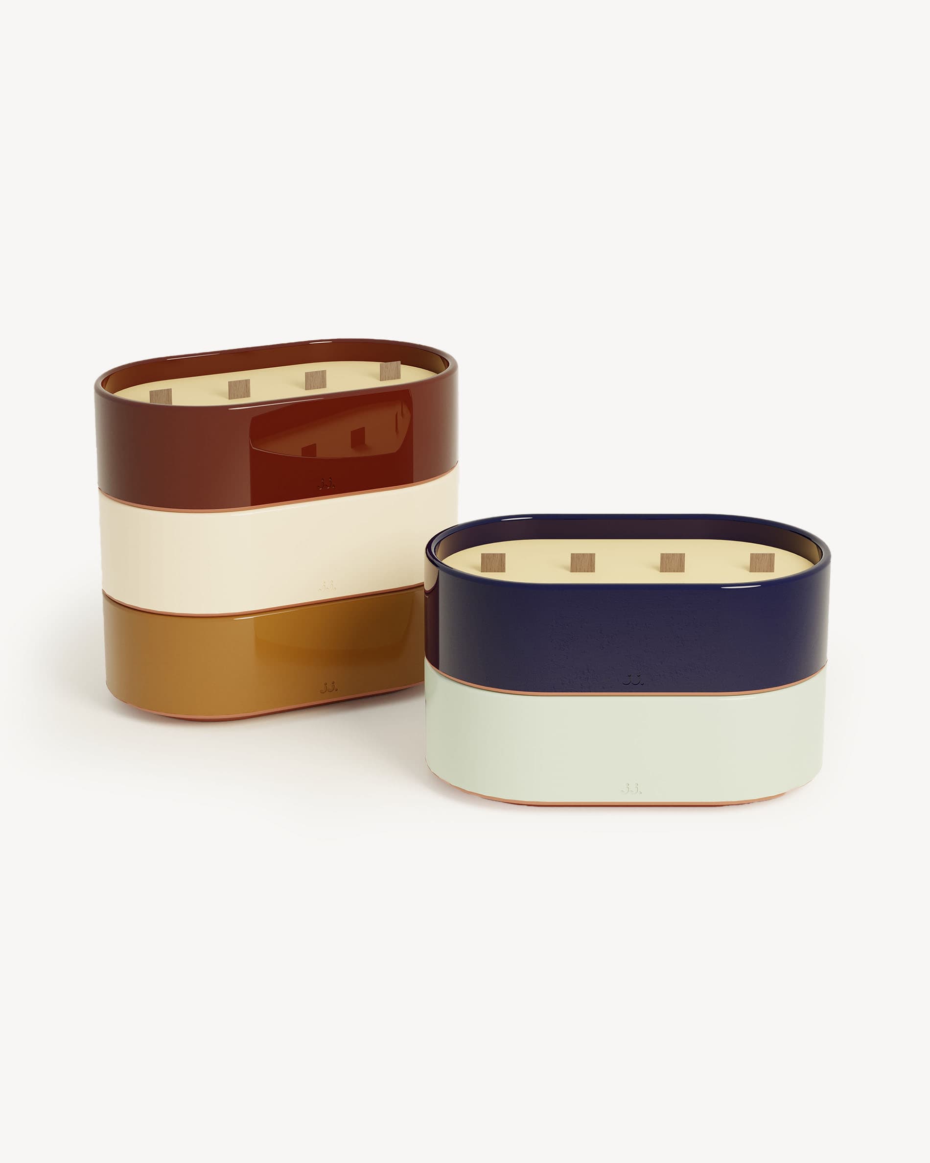 Set di candele Totem L in ceramica smaltata: rosso ossido – citronella & geranio, beige avorio – citronella & limone, marrone terra di Siena – citronella & fiore d’arancio, blu navy – citronella & sale marino, verde acqua – citronella & eucalipto.