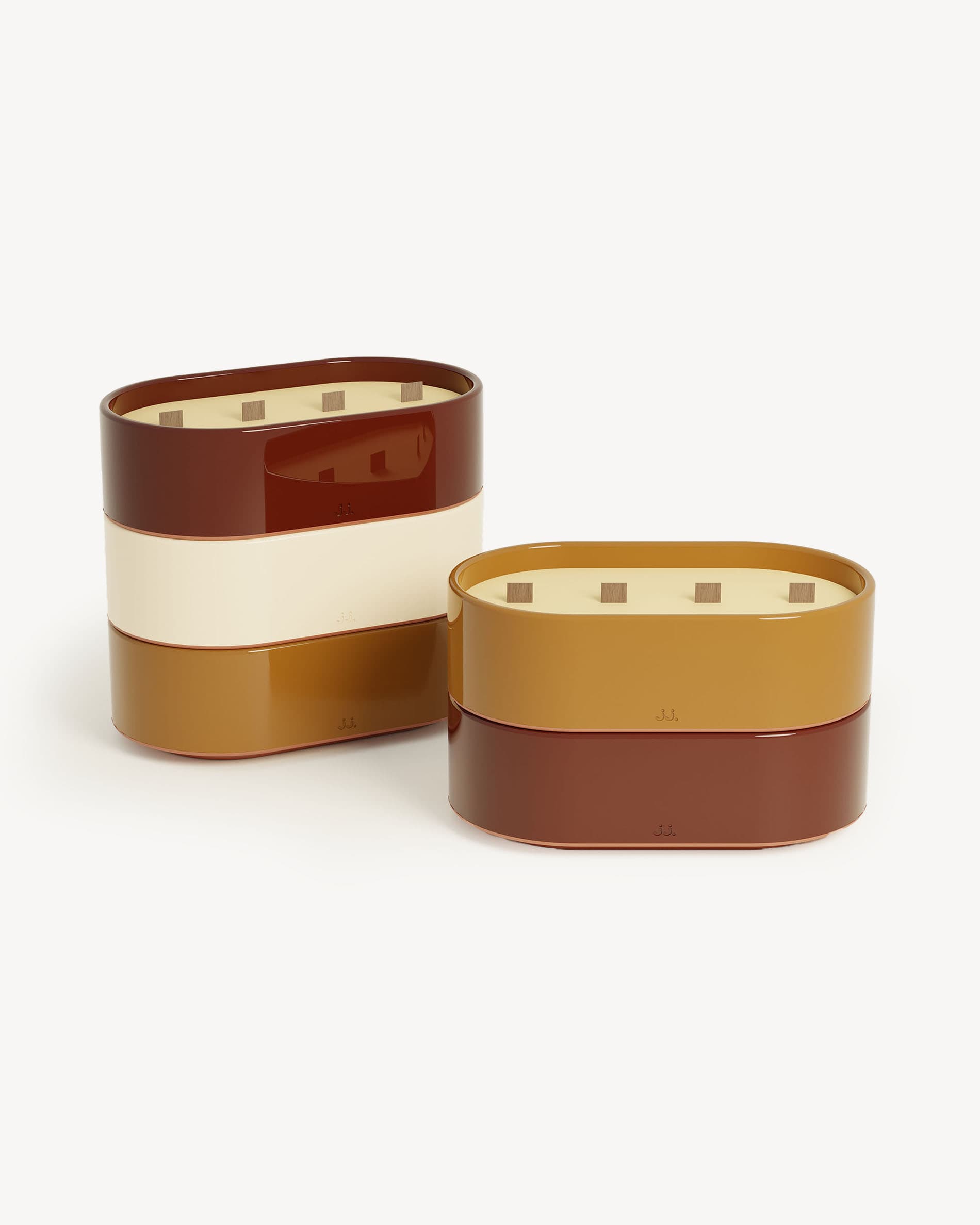 Duo di candele Totem L in ceramica smaltata rosso ossido e terra di Siena, cera profumata alla citronella, geranio e fiori d’arancio.