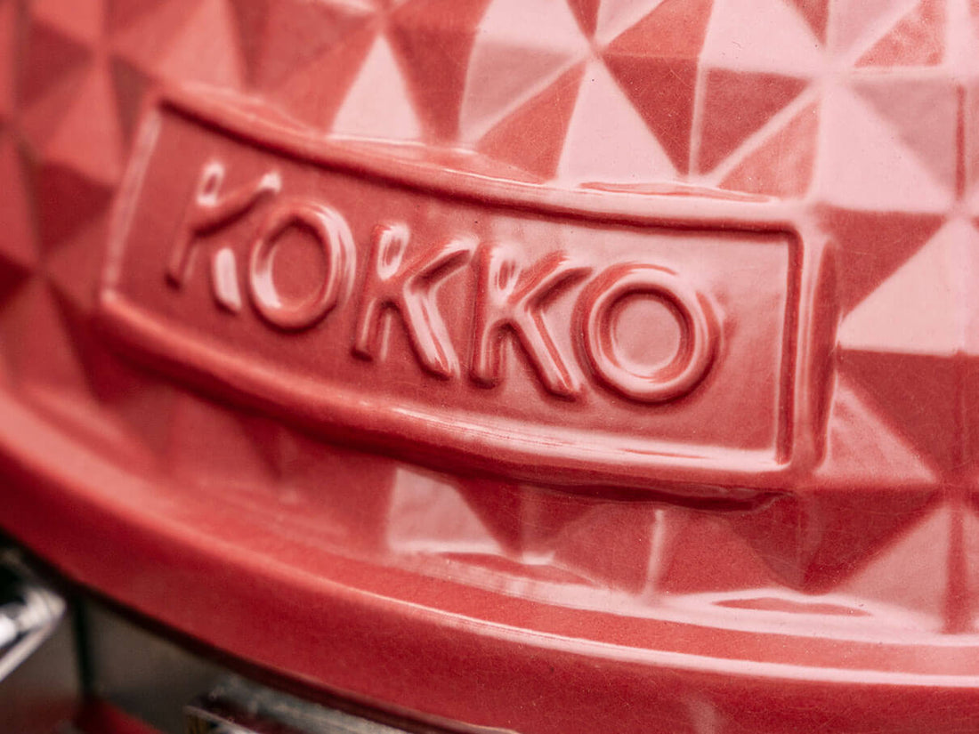 Détail du logo Kokko en relief sur céramique rouge du kamado.