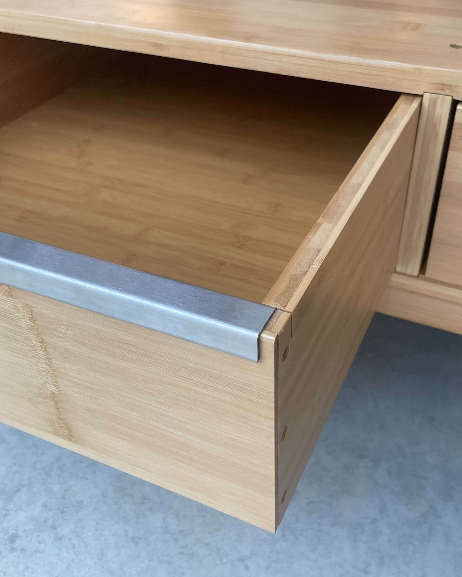 Carrello in legno con cassetti