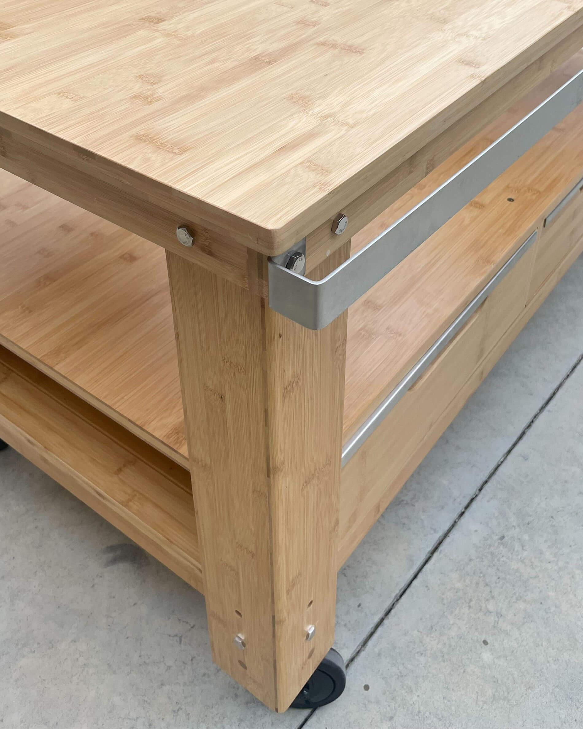 Carrello in legno con cassetti