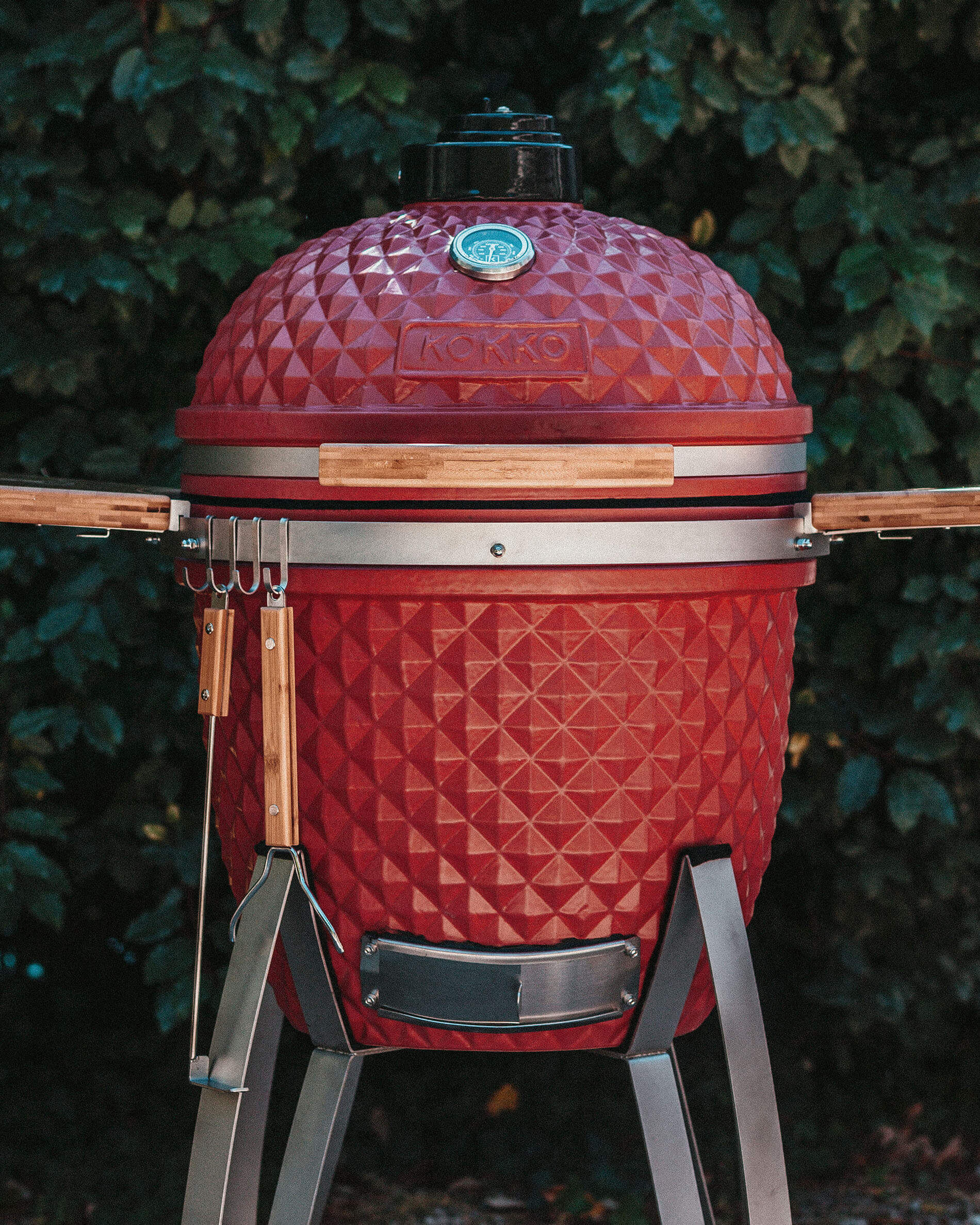 Roter Kamado Kokko mit Haken für Zubehör.
