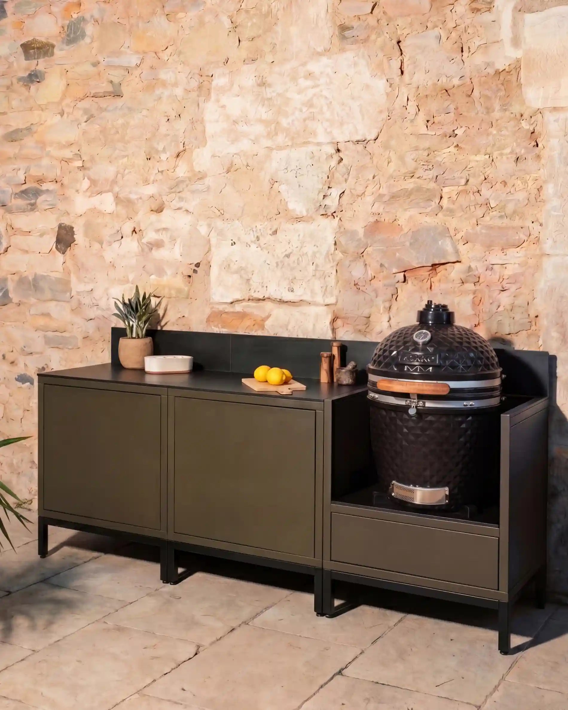 Cuisine extérieure Kokko olive avec kamado et plan de travail noir