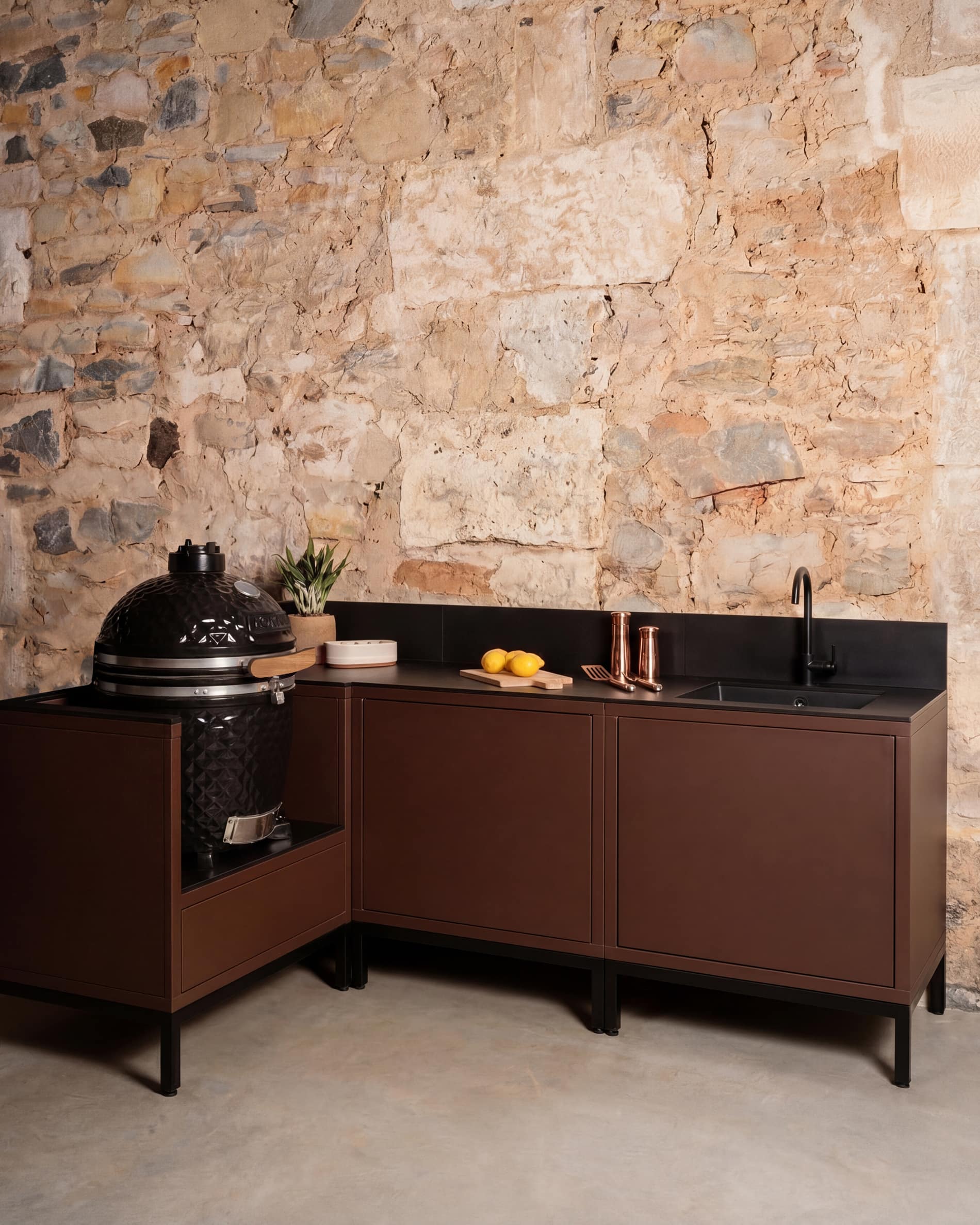 Kokko Pilotis Eck-Outdoor-Küche in Rust-Farbe mit Spüle und integriertem Kamado