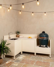 Kokko Pilotis Outdoor-Küche in Beige mit Spüle und ozeanblauem Kamado.