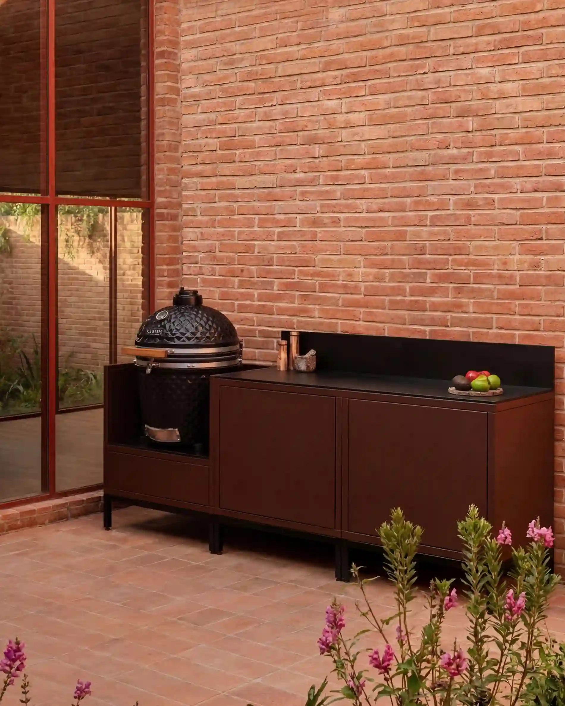 Cuisine extérieure Kokko Pilotis avec kamado coloris rust en terrasse