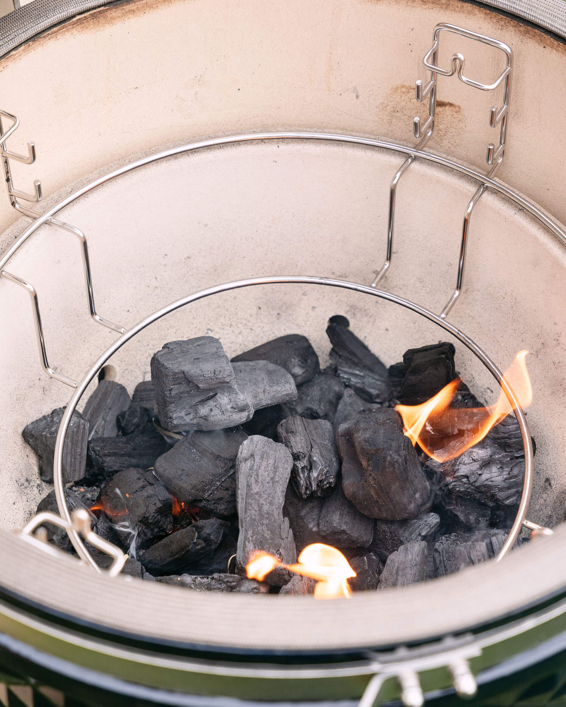 Vista dell’interno in ceramica del kamado Kokko con braciere e supporti.