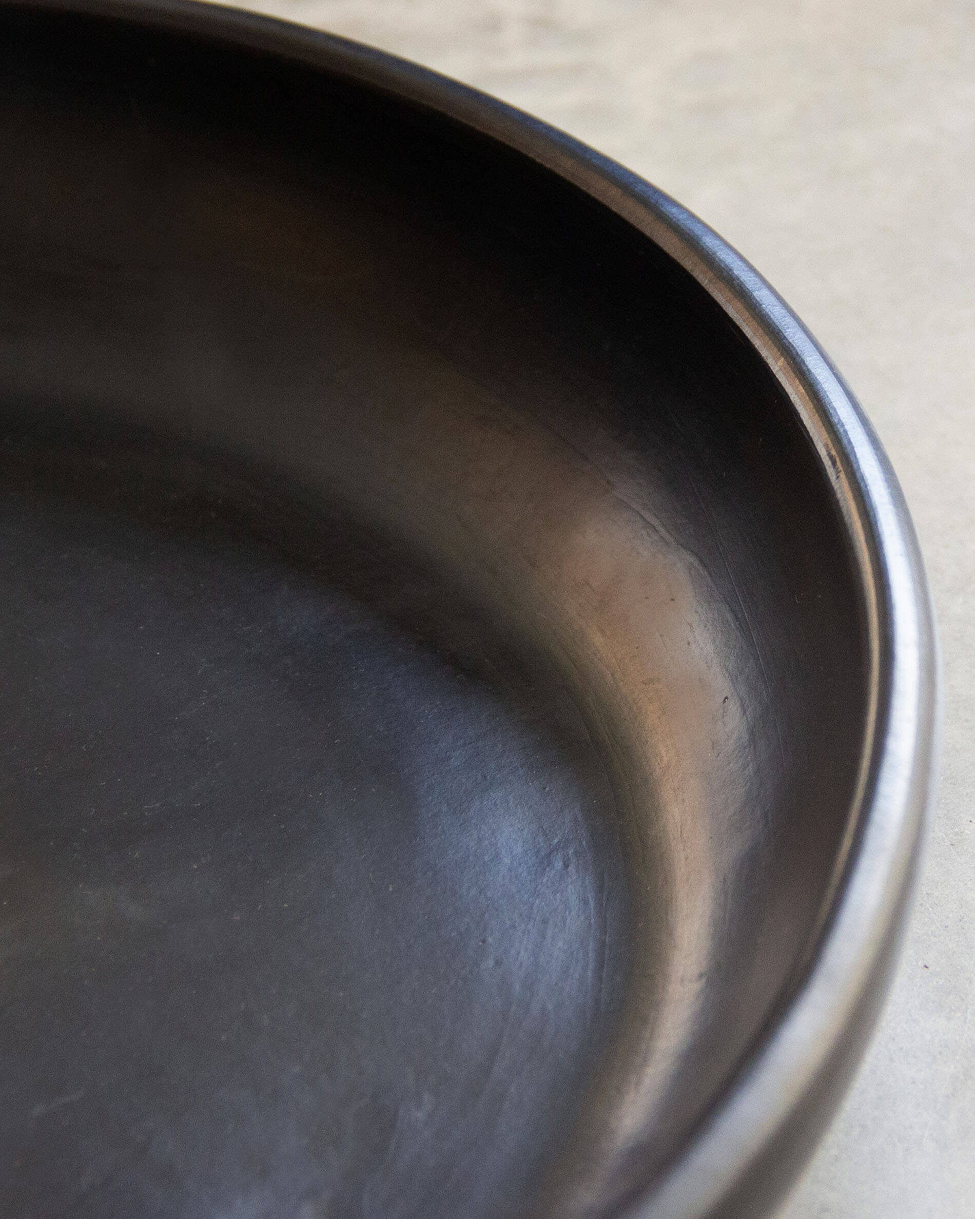 Grande piatto rotondo in argilla nera Chamba
