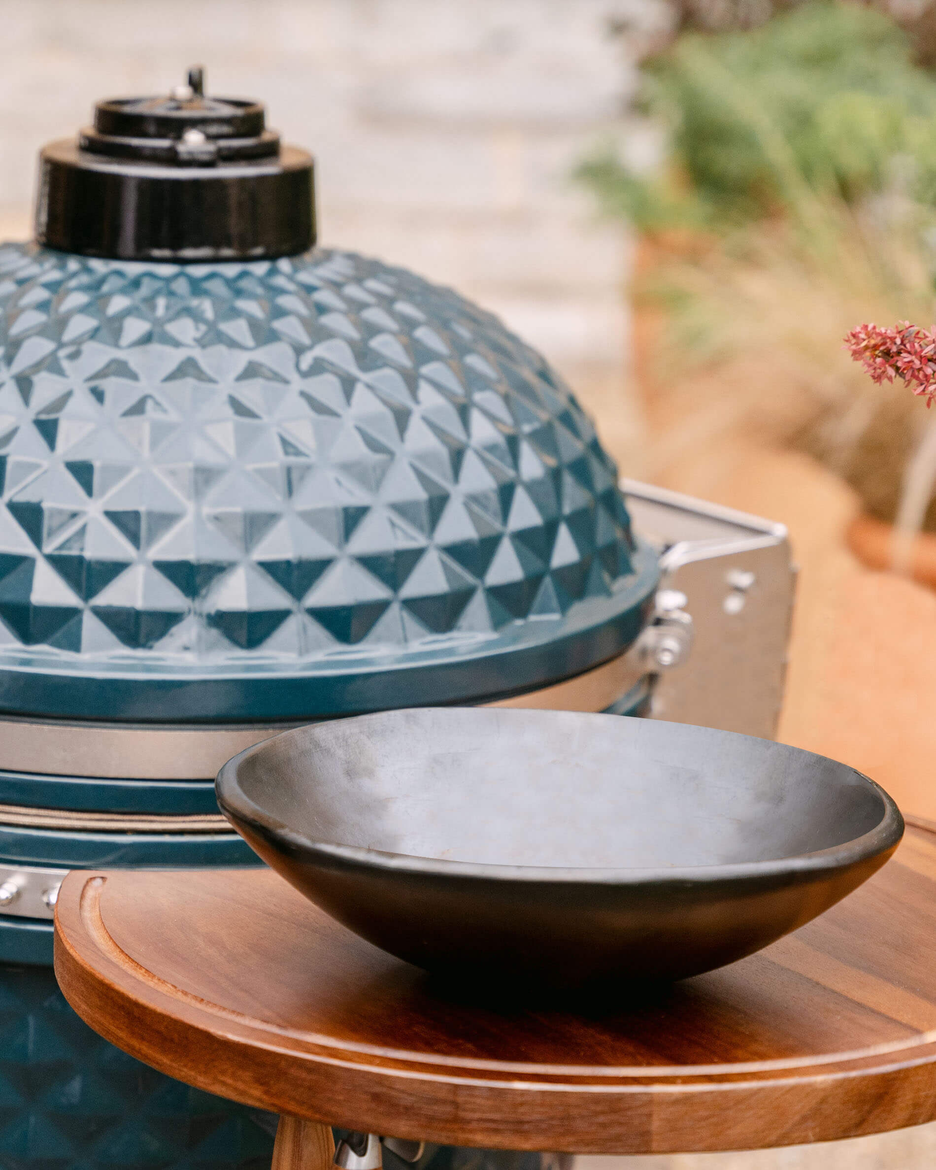 Grande ciotola in argilla nera Chamba davanti al kamado