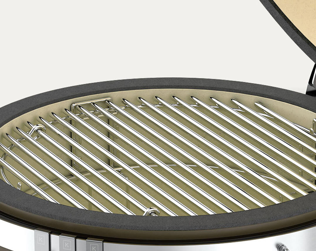 Griglia di cottura in acciaio inox del kamado Kokko nuova edizione, che mostra il materiale e la superficie di cottura.