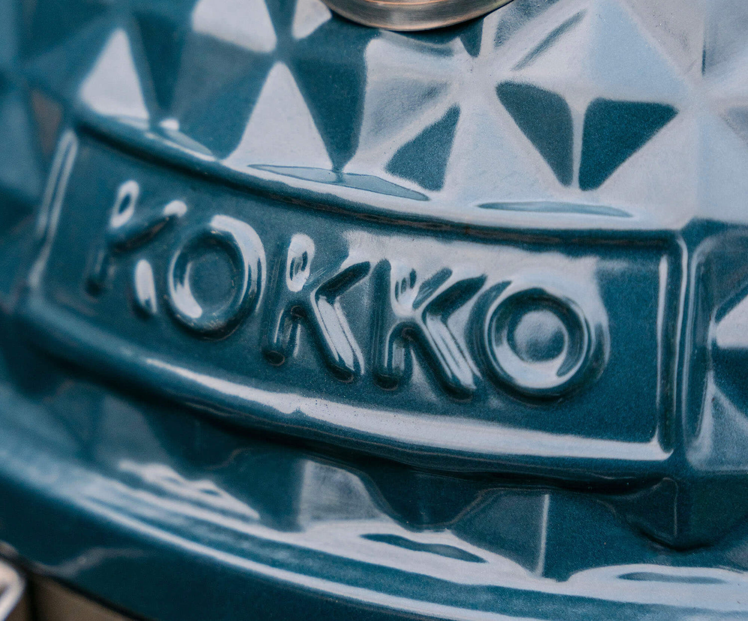 Dettaglio del kamado Kokko nuova edizione, con focus sulla finitura della ceramica e sugli elementi di design del barbecue.