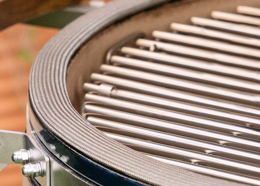 Dettaglio della guarnizione in fibra di vetro del kamado Kokko, posizionata tra la vasca e il coperchio per garantire la tenuta e il controllo preciso della temperatura.