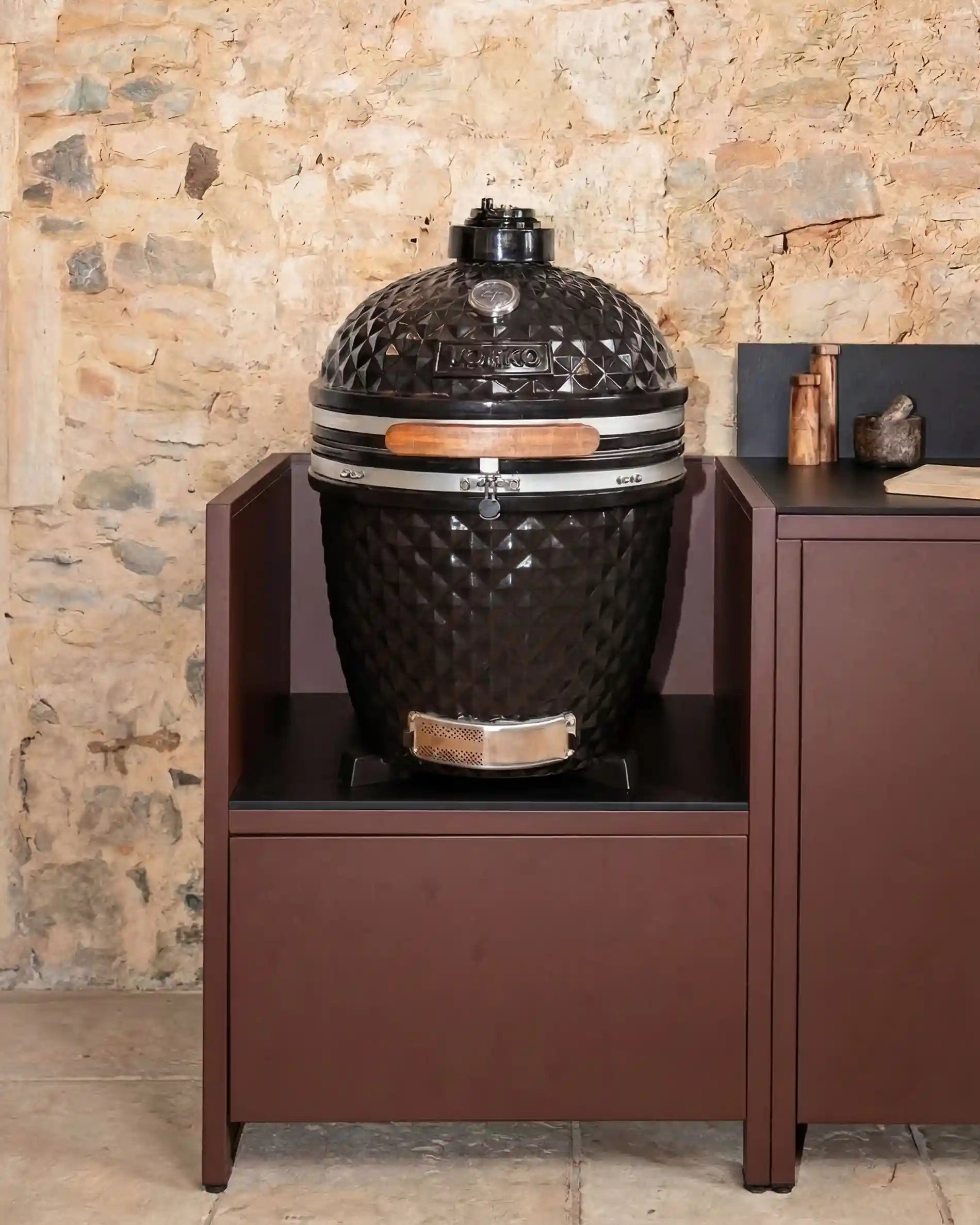 Kamado Kokko intégré dans cuisine extérieure avec plan de travail