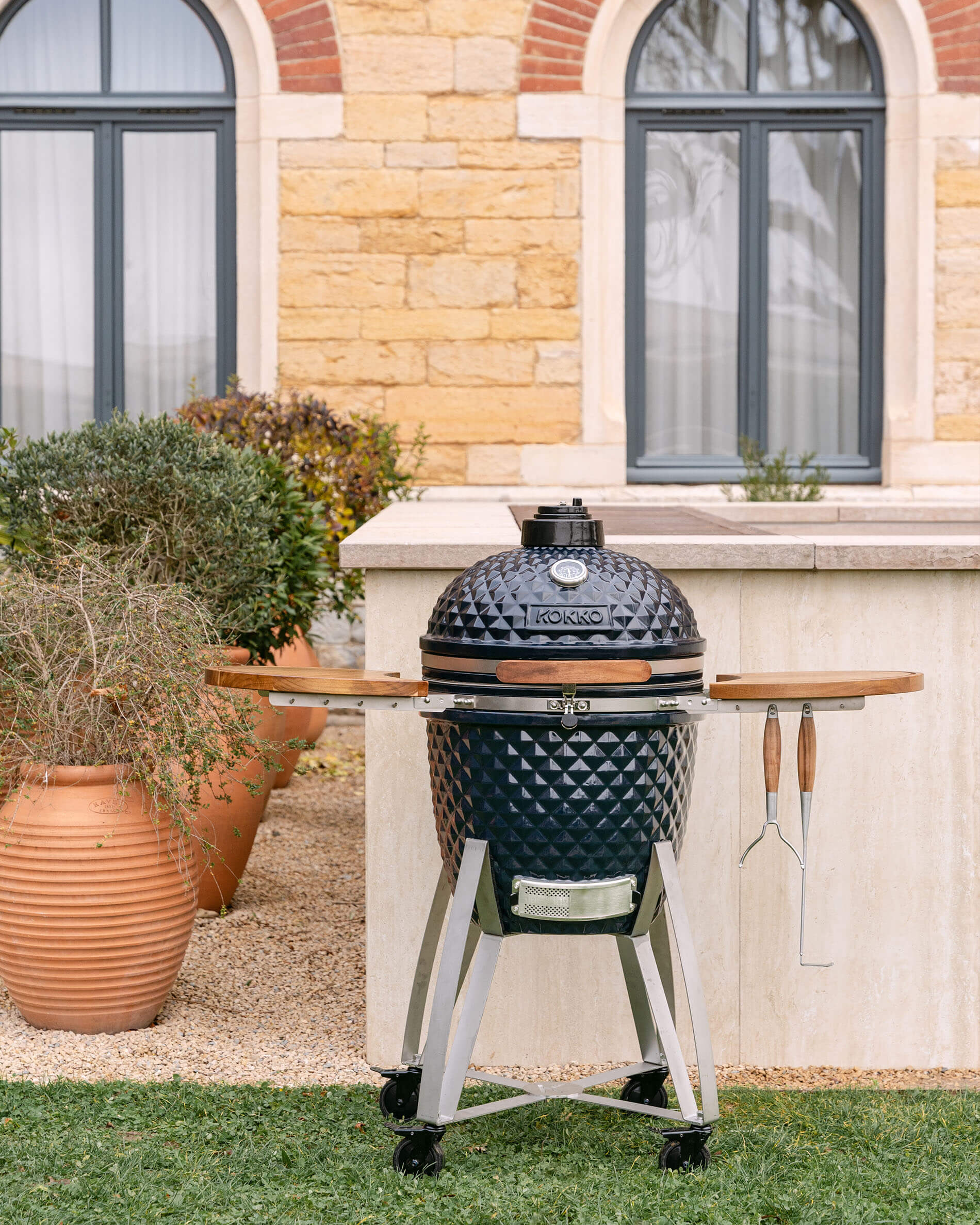 Kamado Kokko XL 22 pollici in ceramica blu navy presentato chiuso sul carrello.