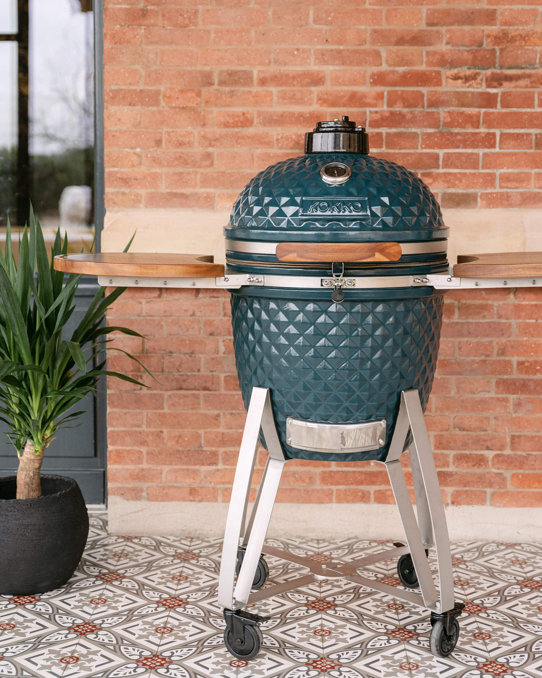 Kamado Kokko XL 22 pollici in ceramica blu oceano su carrello.