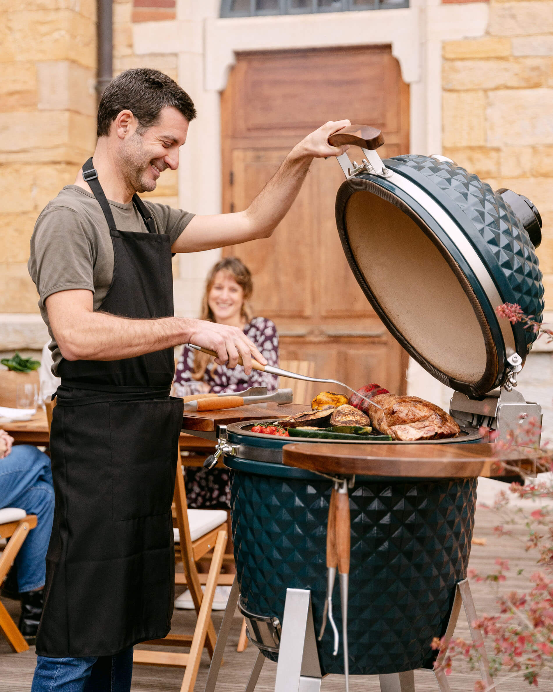 Kamado Kokko XL 22 pollici in ceramica blu oceano durante l’utilizzo.