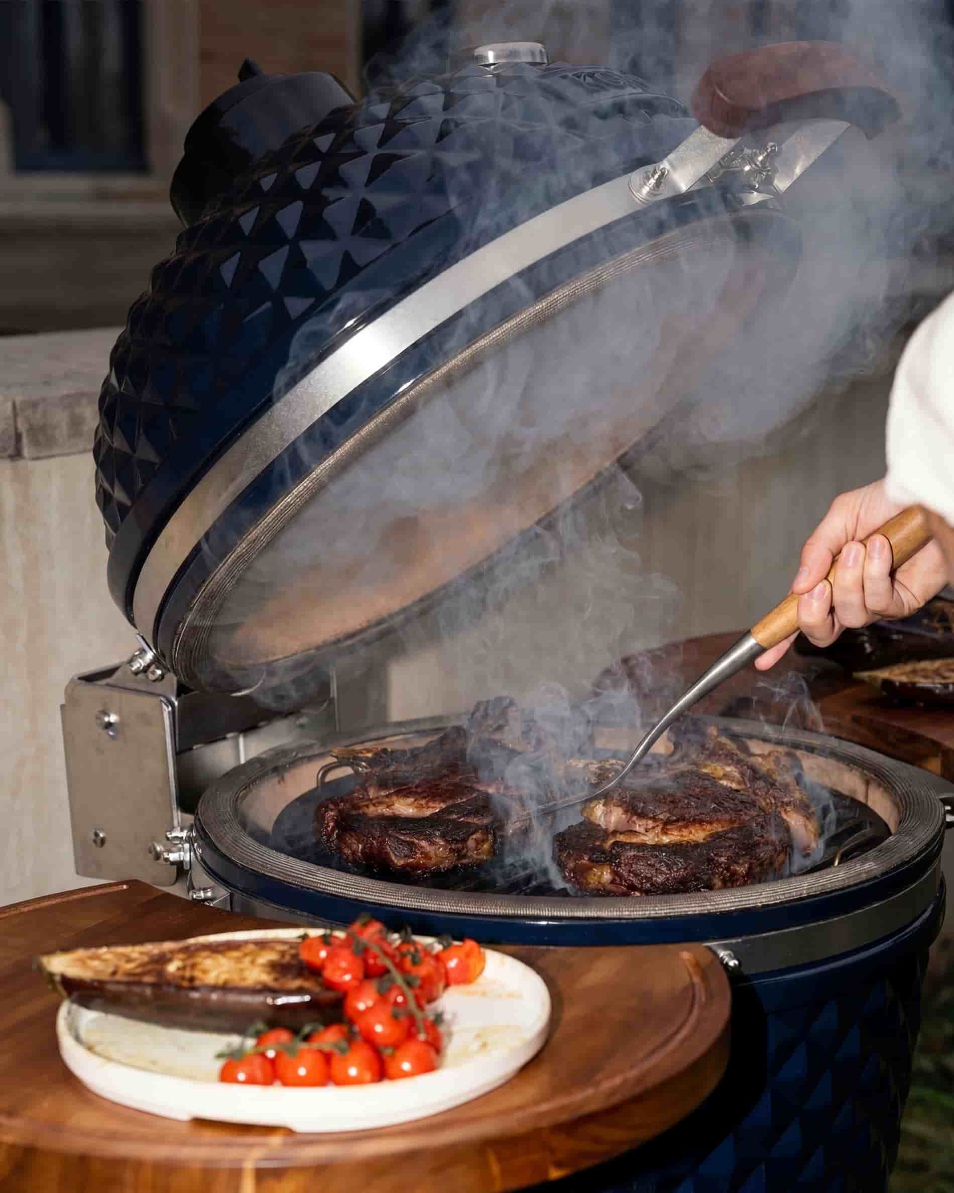 Côtes de bœuf grillées sur un kamado Kokko lors d’une cuisson maîtrisée.