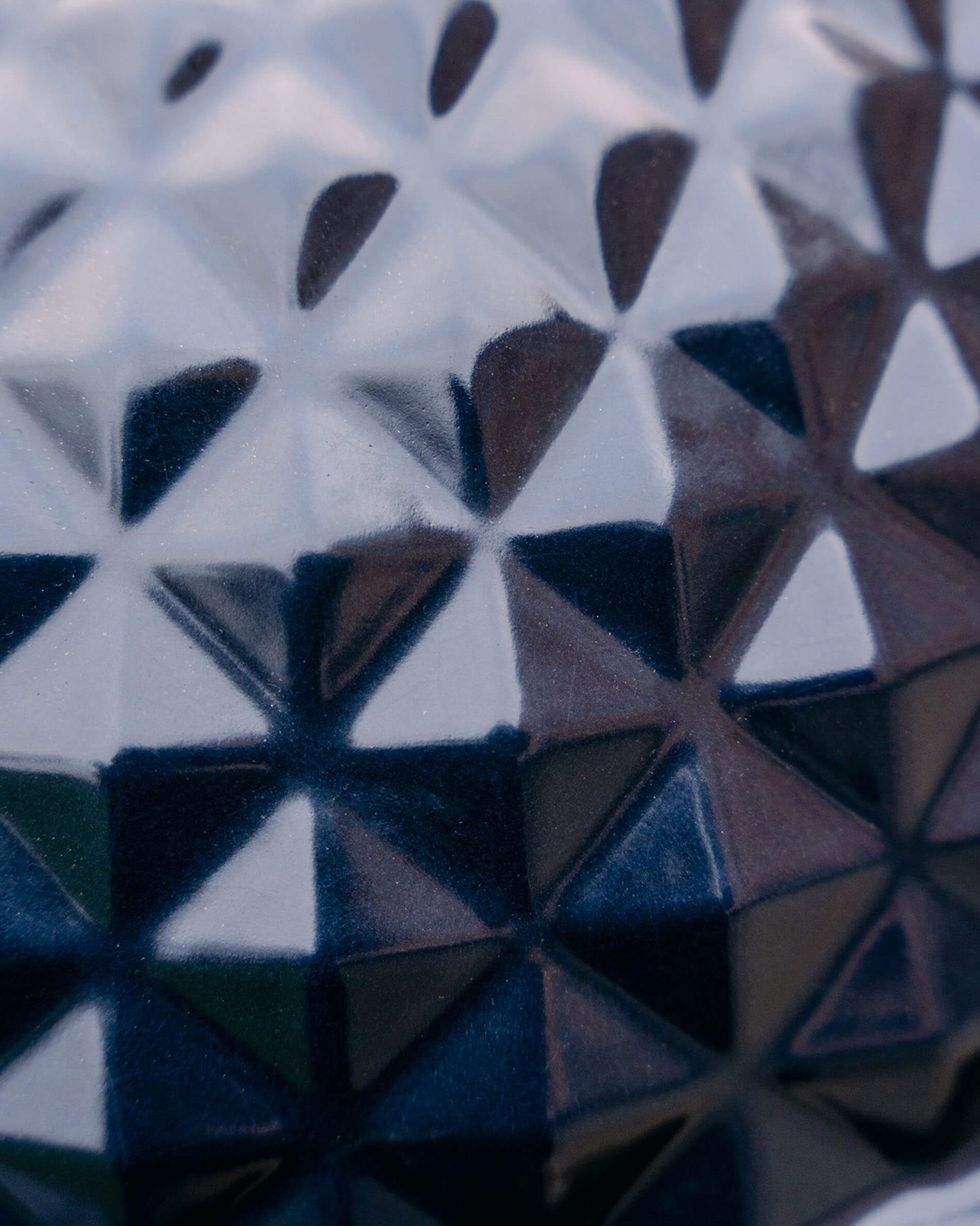 Nahaufnahme der strukturierten, marineblauen Keramik des Kamado Kokko L 18 Zoll.