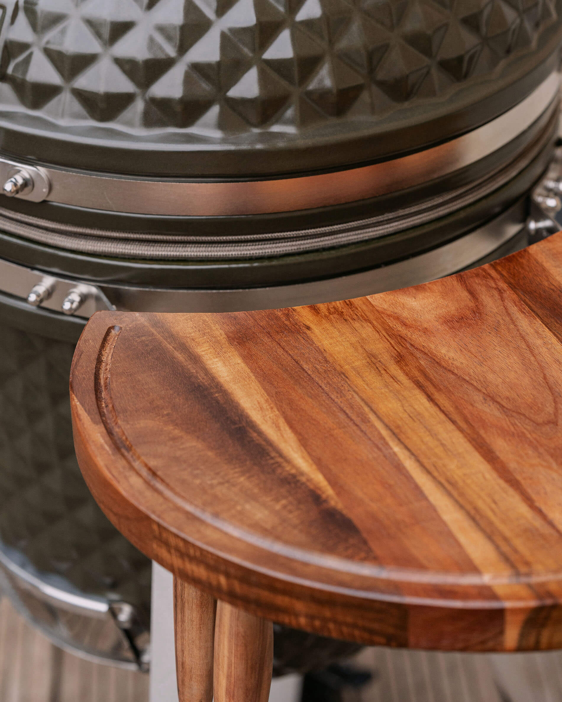 Dettaglio dei ripiani in legno sul kamado Kokko XL verde oliva.