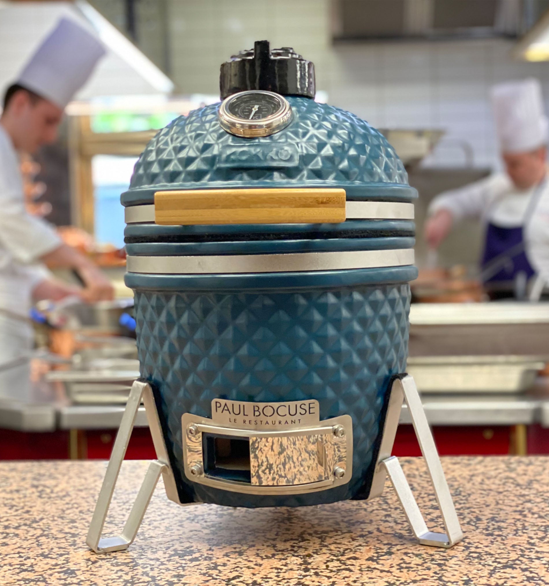 Kamado Kokko bleu océan installé devant un établissement gastronomique Paul Bocuse.