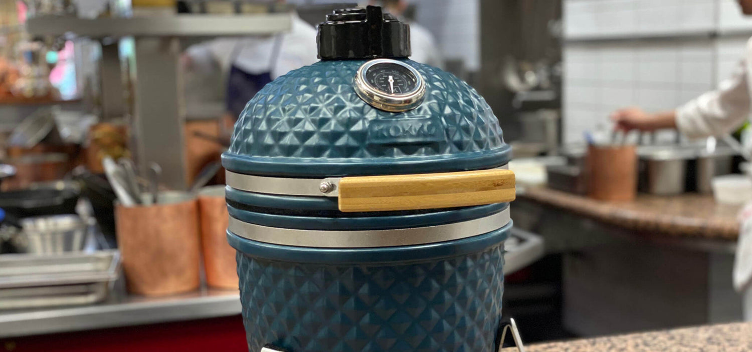 Kamado Kokko bleu océan installé devant un établissement gastronomique Paul Bocuse.