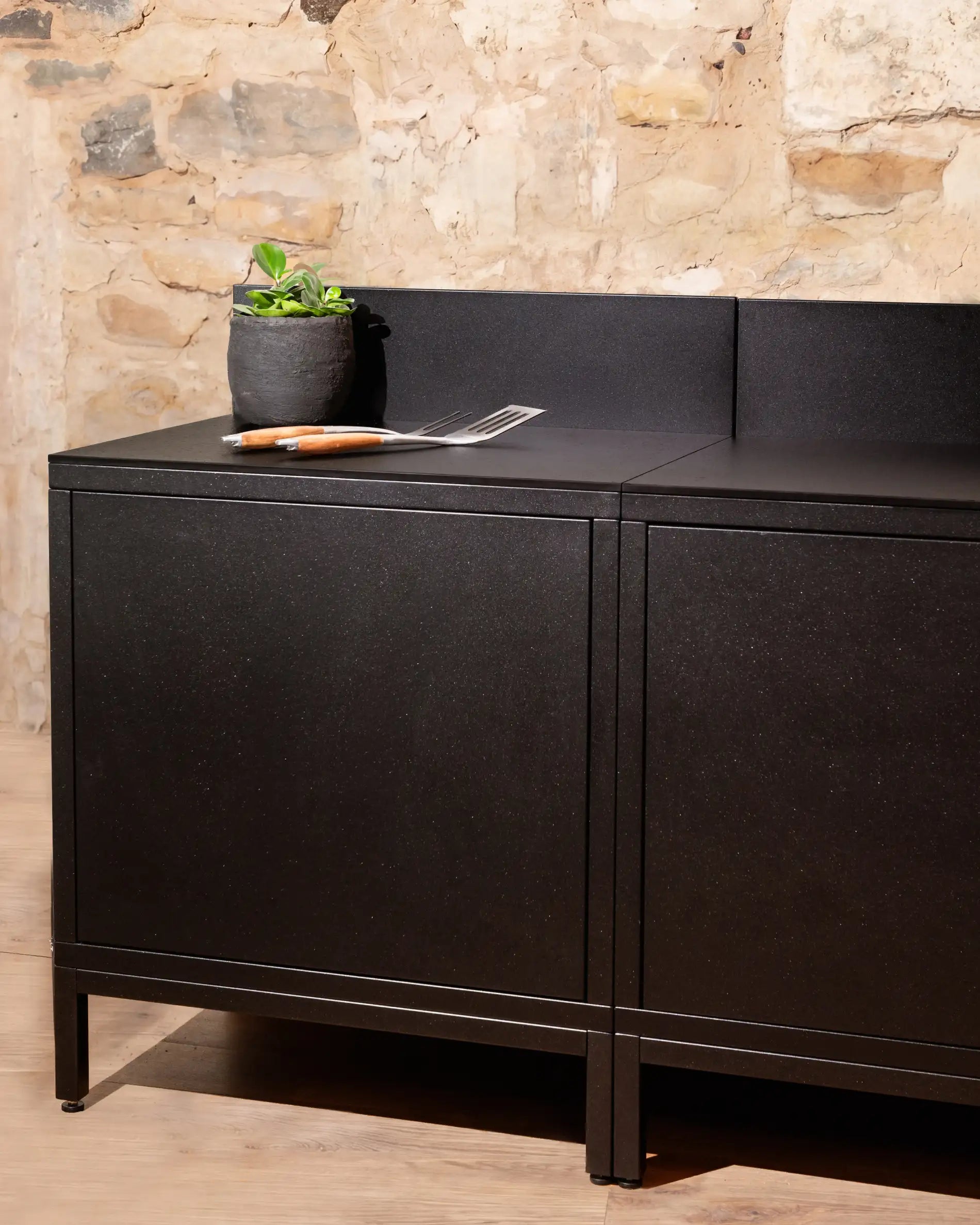 Module de rangement Kokko noir avec portes fermées et plan de travail noir