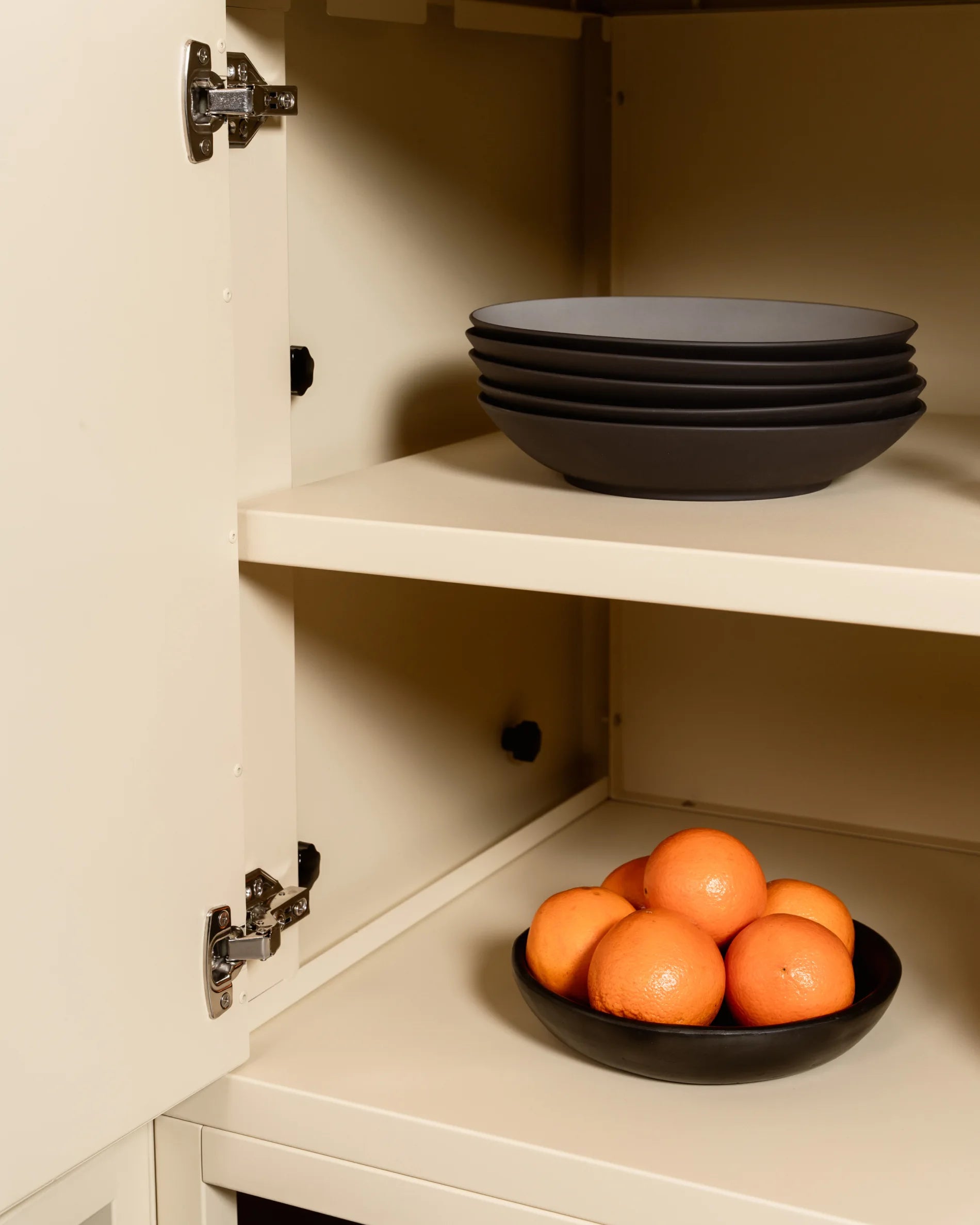Module de rangement Kokko crème avec porte ouverte et étagères intérieures