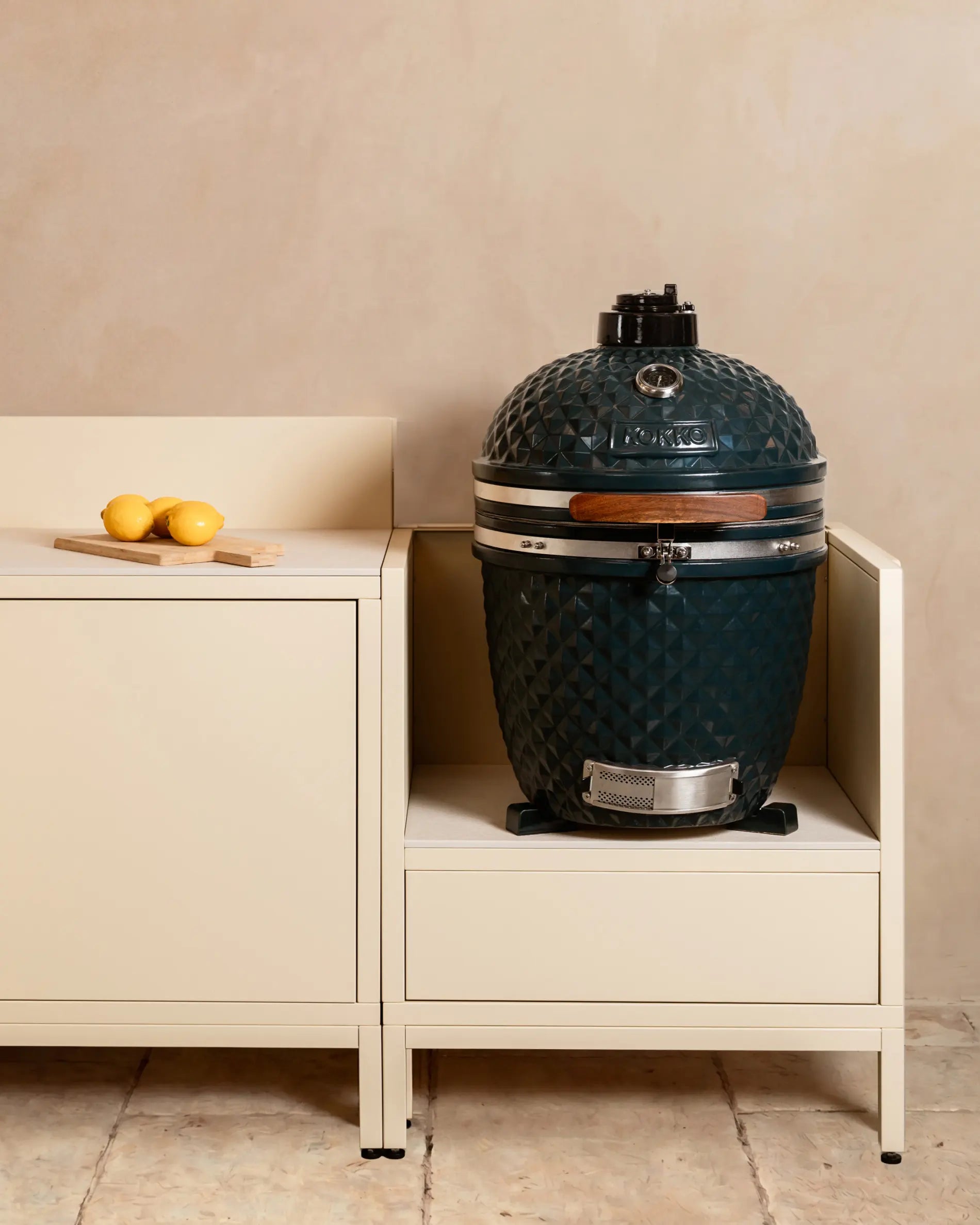 Module kamado Kokko crème avec niche ouverte et plan de travail clair