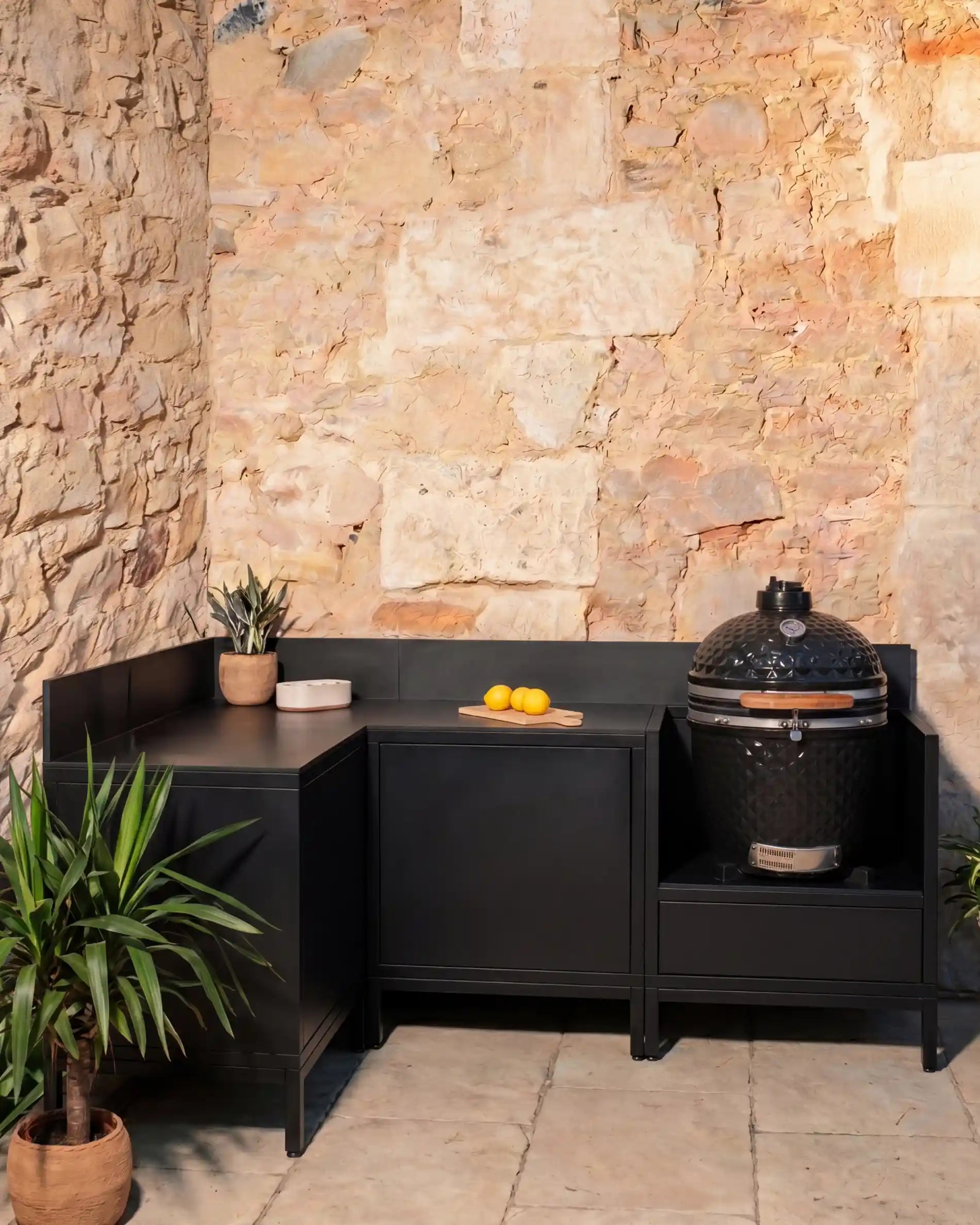 Cucina da esterno Kokko nera angolare con kamado e moduli contenitori