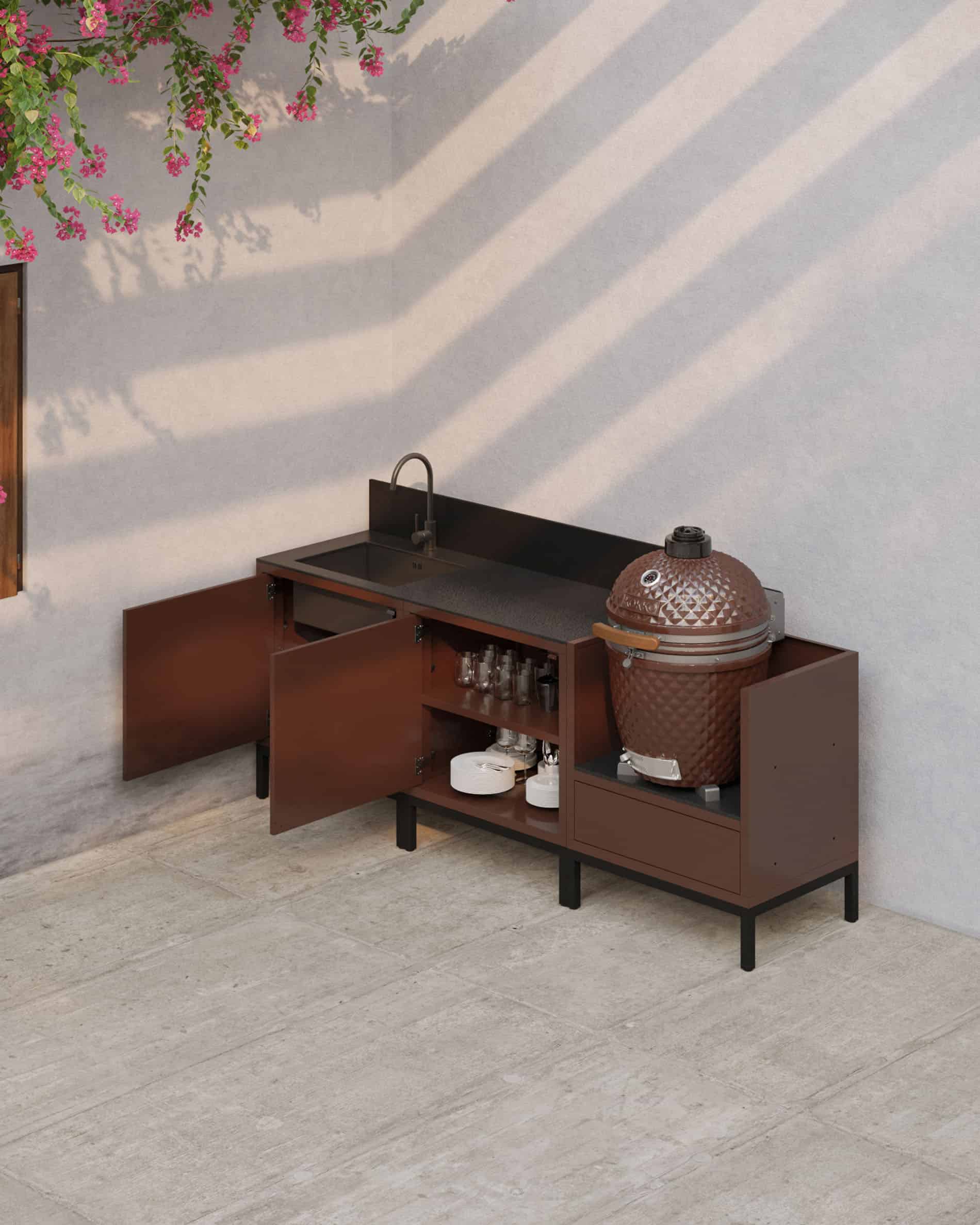 Cucina su palafitte con finitura ruggine, ante aperte, piano di lavoro scuro, vani interni a vista e modulo kamado integrato per una cucina outdoor funzionale.