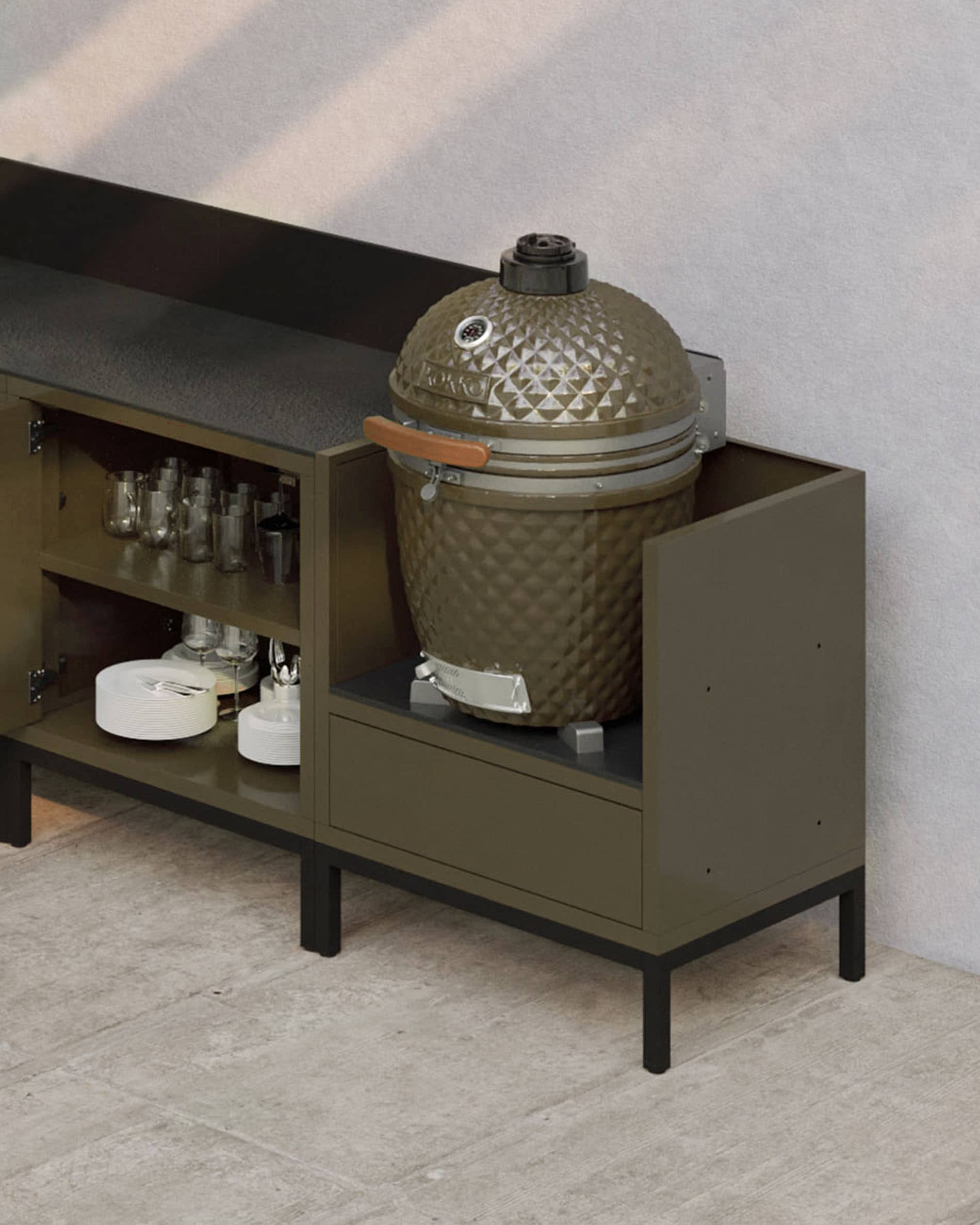 Set di candele Totem S in ceramica multicolore: verde acqua citronella & eucalipto, blu navy citronella & sale marino, rosso ossido citronella & geranio, marrone terra di Siena citronella & fiore d’arancio, beige avorio citronella & limone.