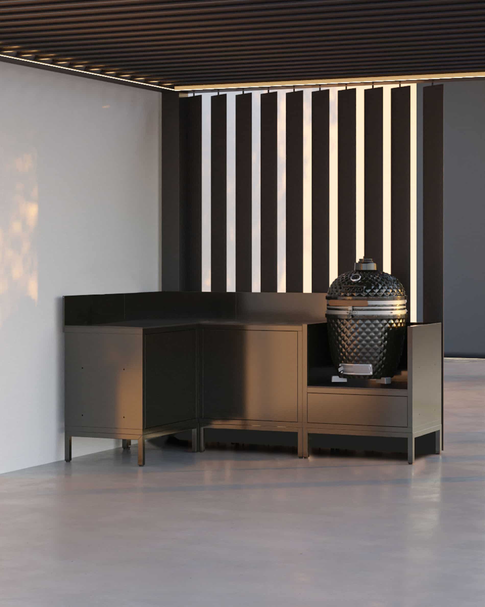 Cucina su palafitte composta da quattro moduli con configurazione ad angolo, piano di lavoro continuo e modulo dedicato al kamado, installata sotto una pergola contemporanea con frangisole verticali su terrazza esterna.