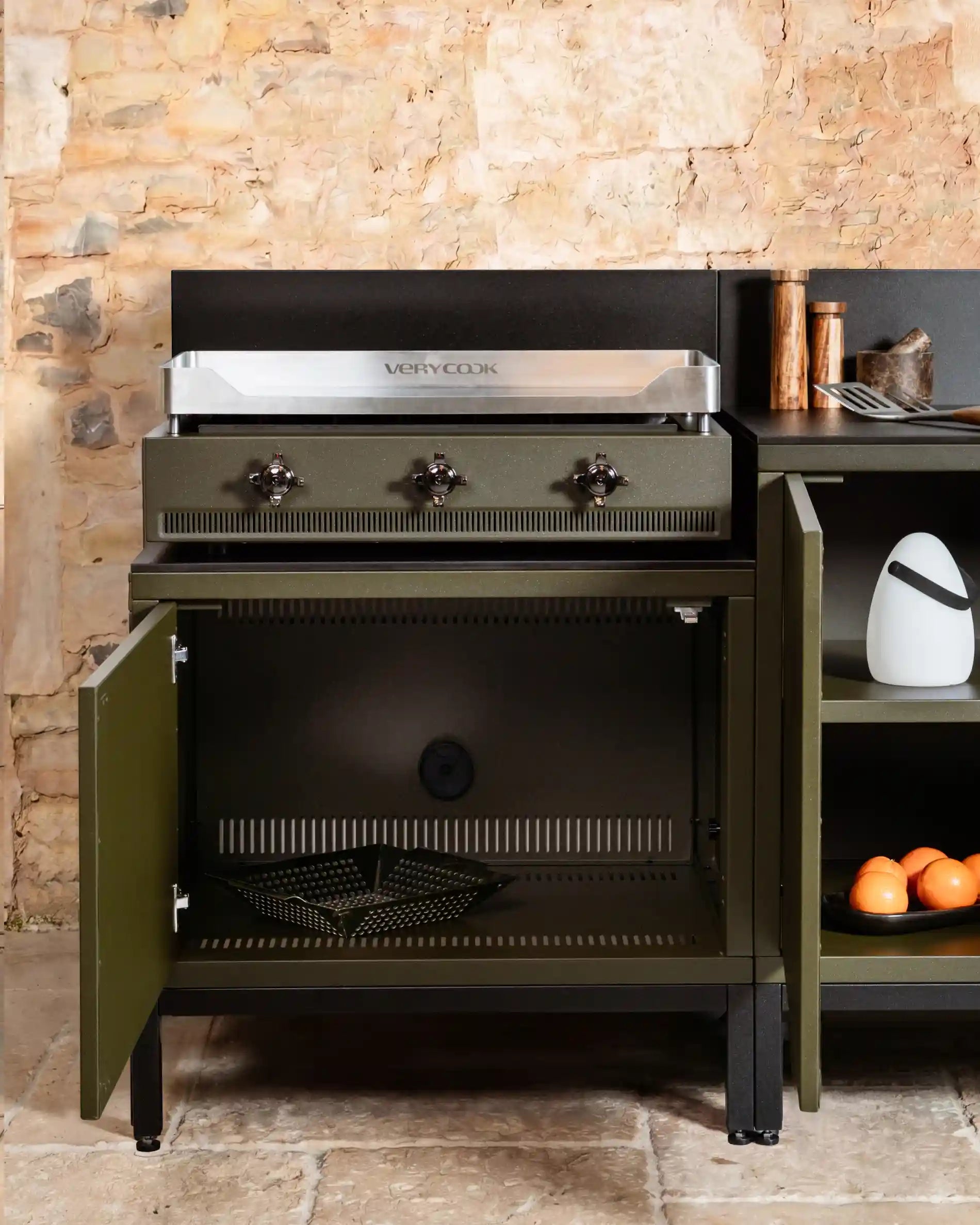 Detail des Plancha-Moduls Kokko Pilotis olive mit Stauraum