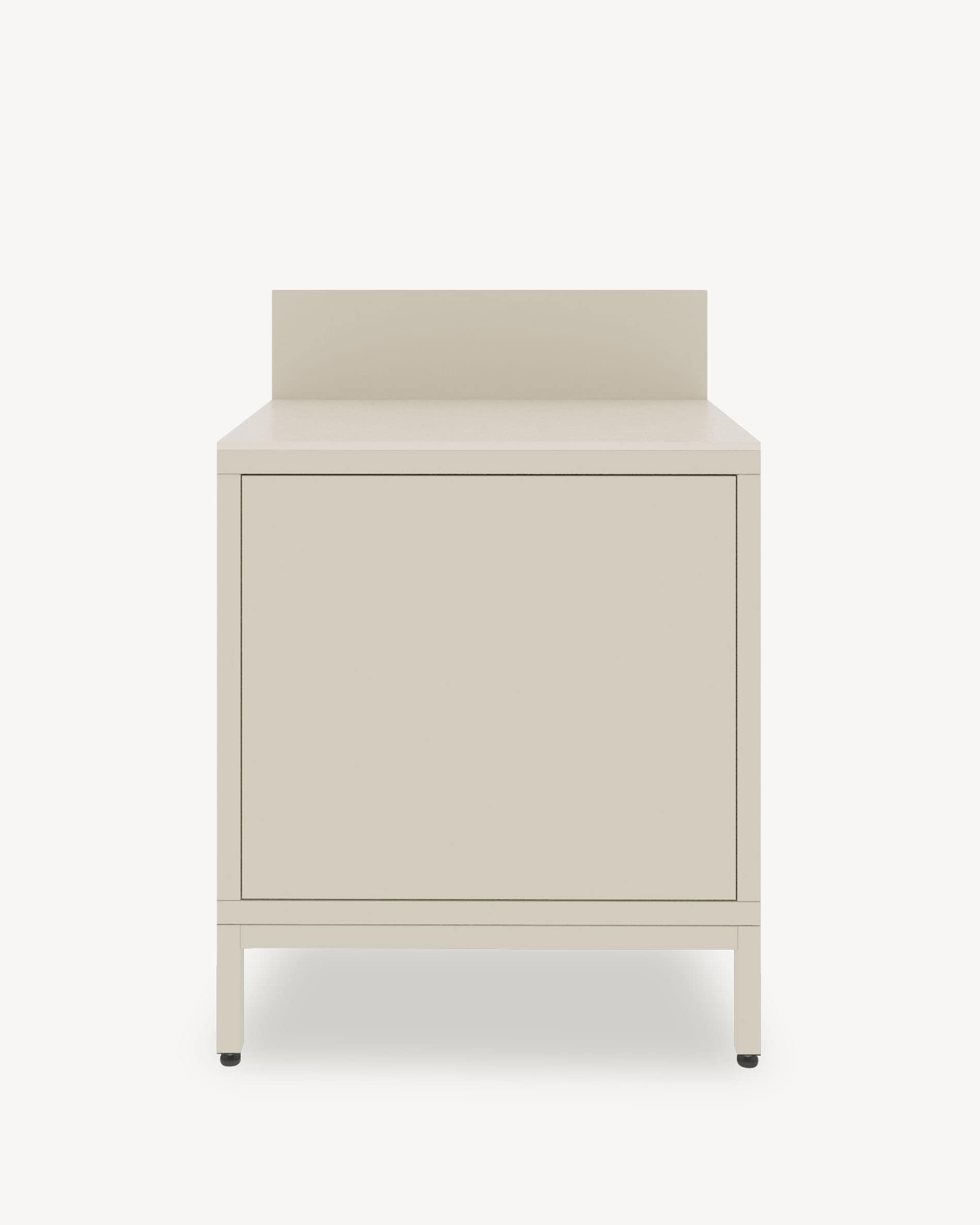 Module de cuisine pilotis classique, meuble coloris crème avec rangement fermé, plan de travail sombre et crédence intégrée.