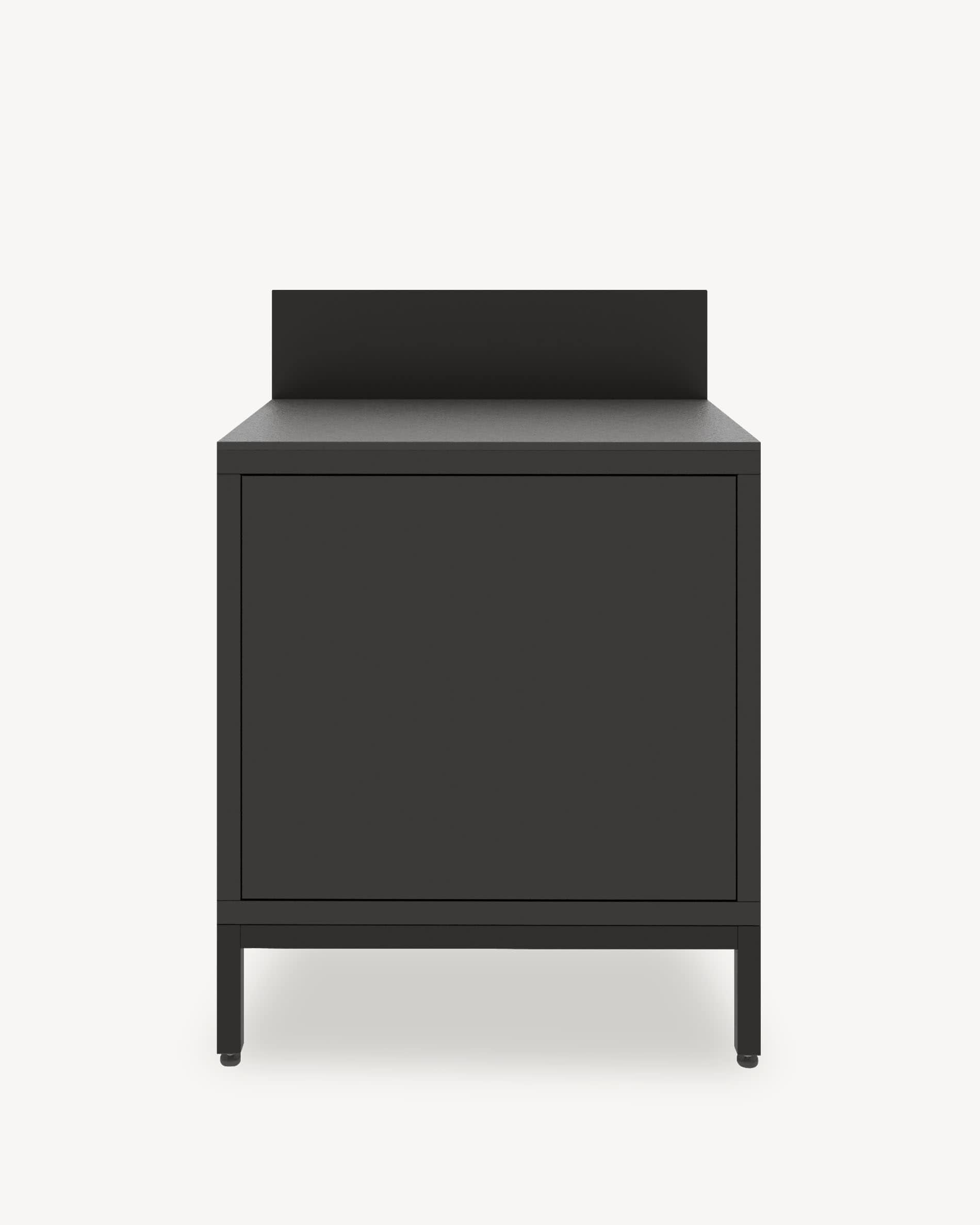 Module de cuisine pilotis avec rangement fermé, façade coloris noir, plan de travail sombre et crédence intégrée.