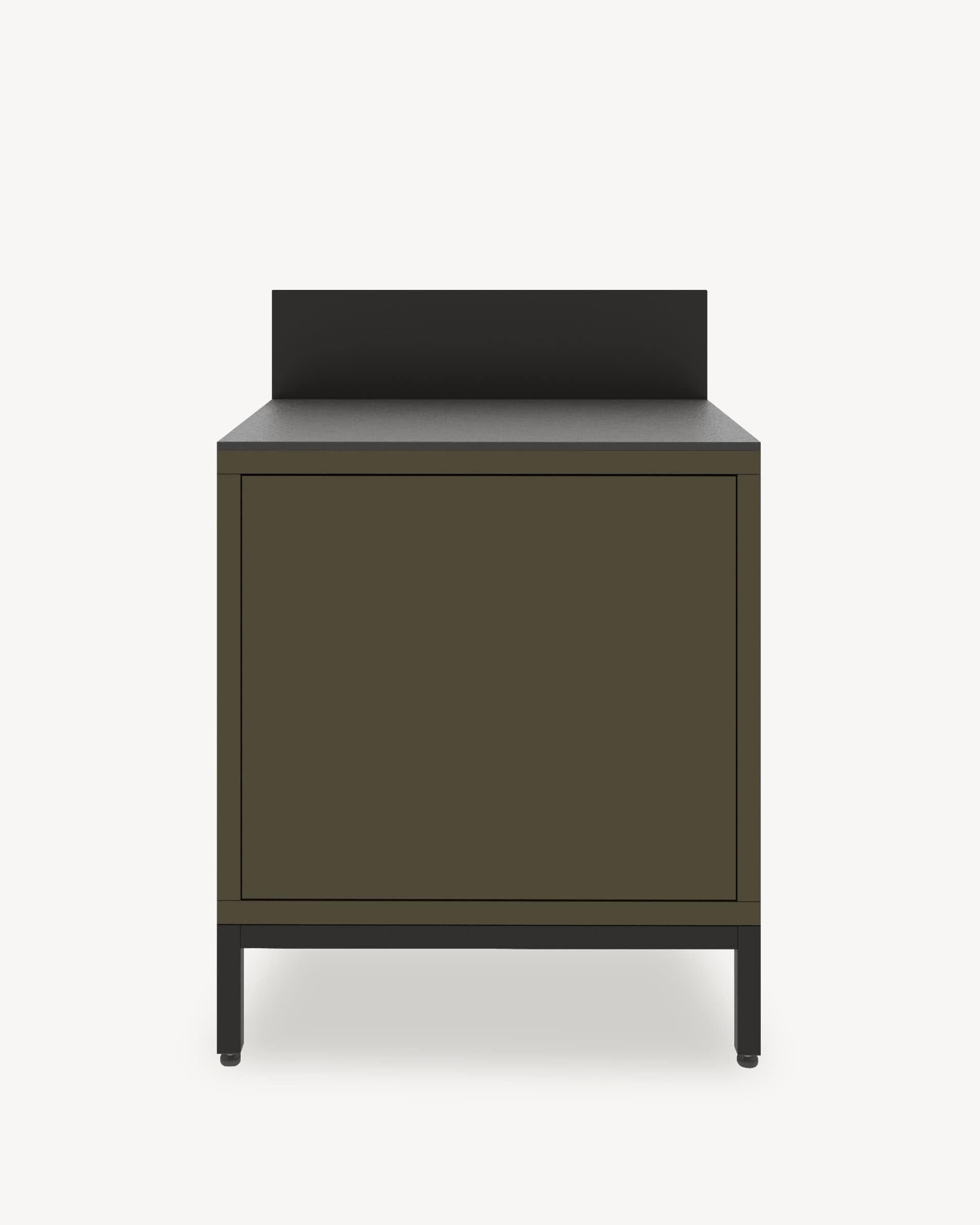 Module de cuisine pilotis classique, meuble coloris vert olive avec rangement fermé, plan de travail sombre et crédence intégrée.